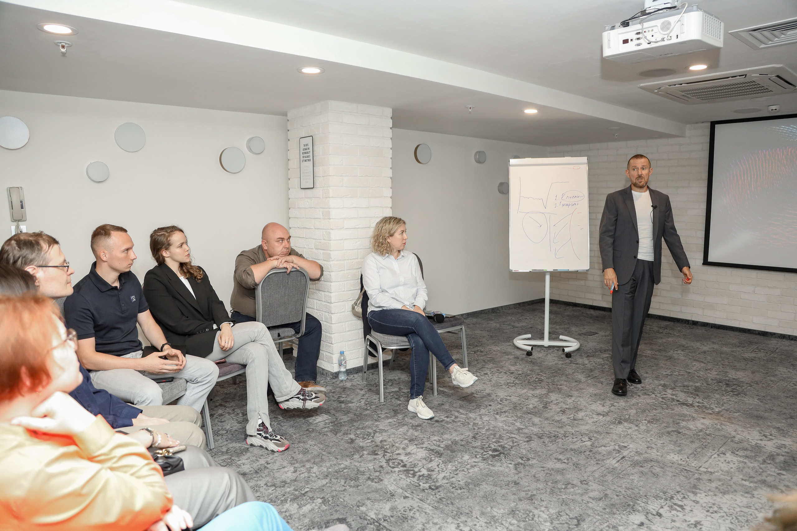 Игорь Рызов деловая встреча. Фотограф Антон Чупринин