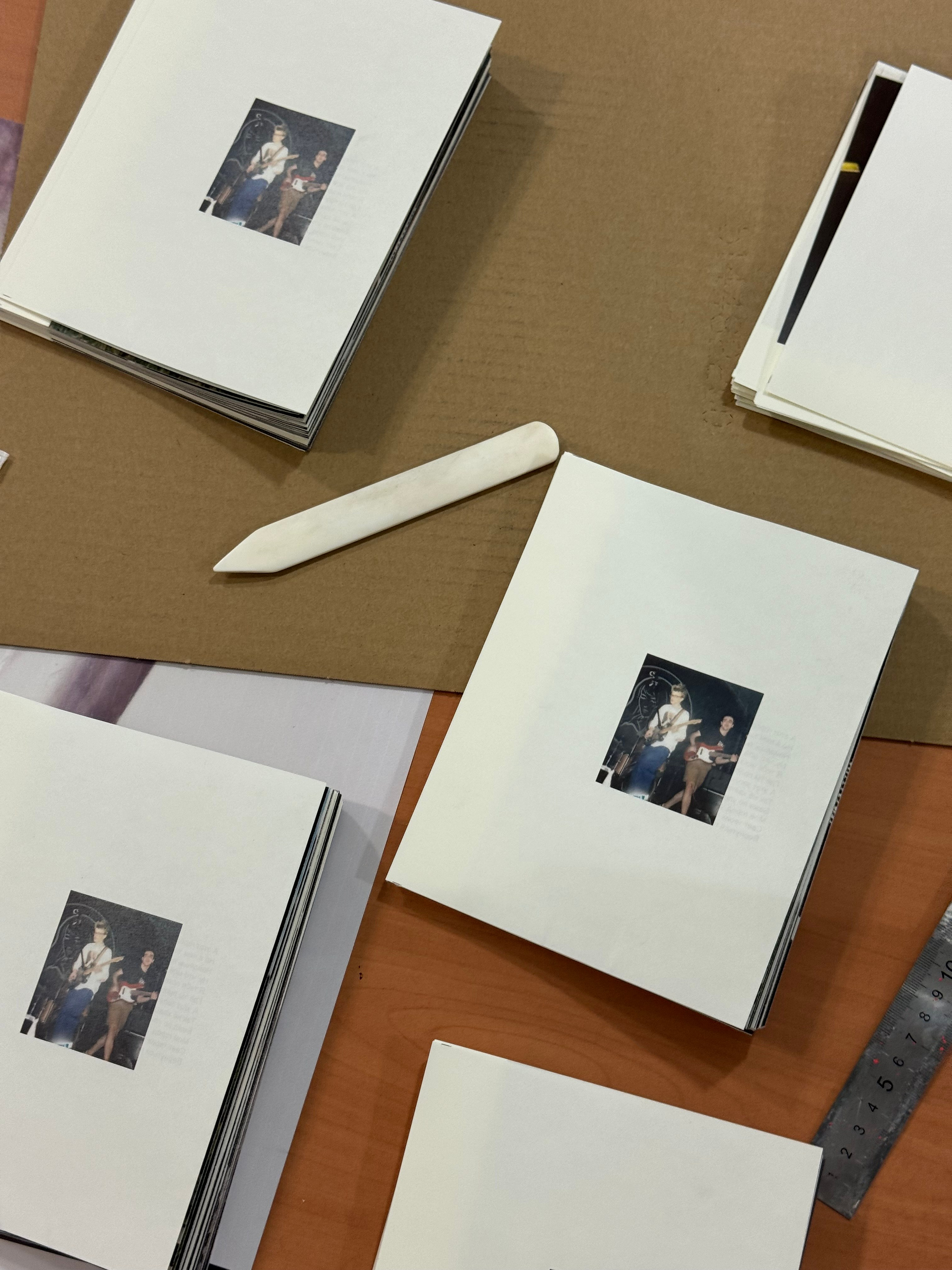 Липкий пол [книга]. Аня белка — художница и фотограф