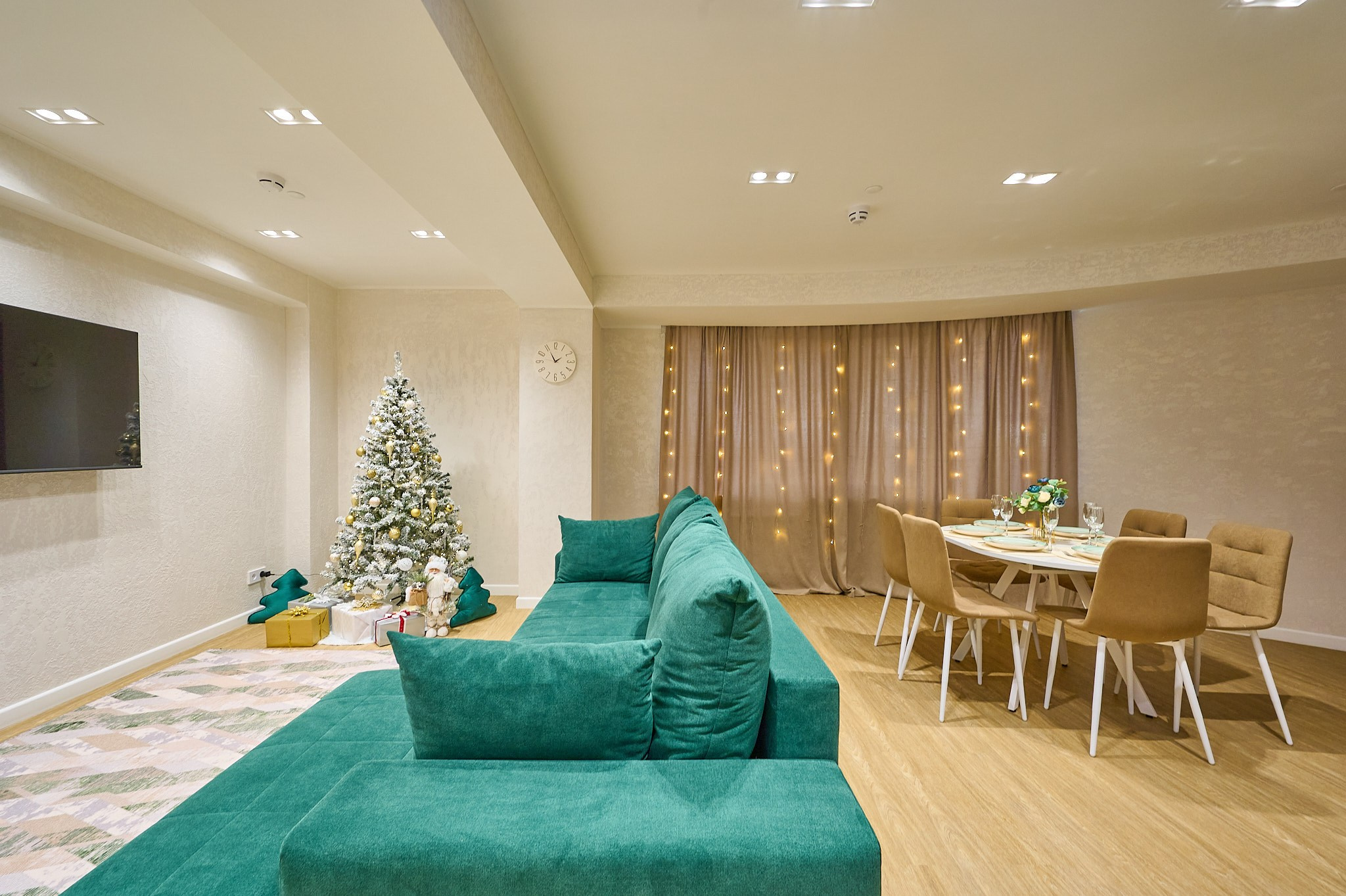 бирюзовый диван белый кухонный стол с бежевыми стульями 