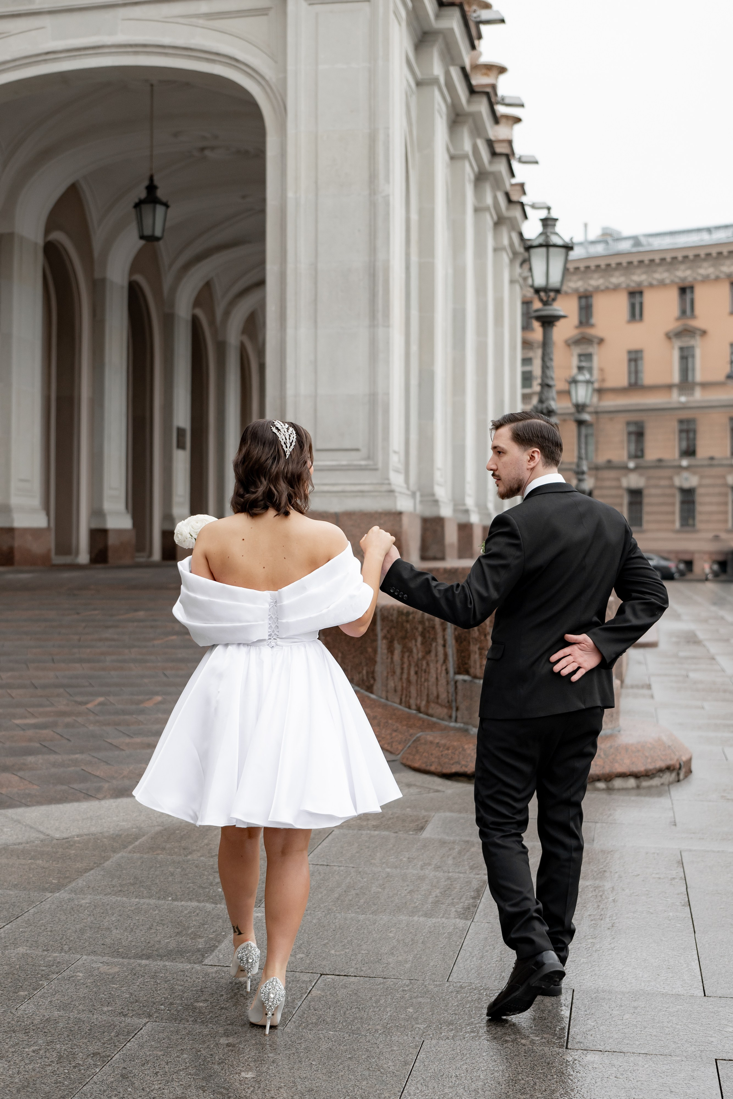 Свадебная фотосессия на Вокзале и рядом с Исаакиевским собором. Свадебный фотограф Александр Невский в Санкт-Петербурге