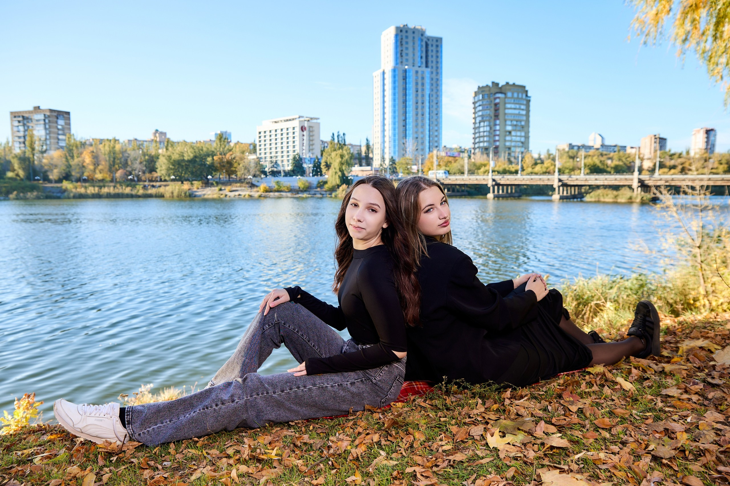 ШКОЛЬНИКИ. НАБЕРЕЖНАЯ. Фотограф Татаринов Андрей (Донецк / Макеевка)