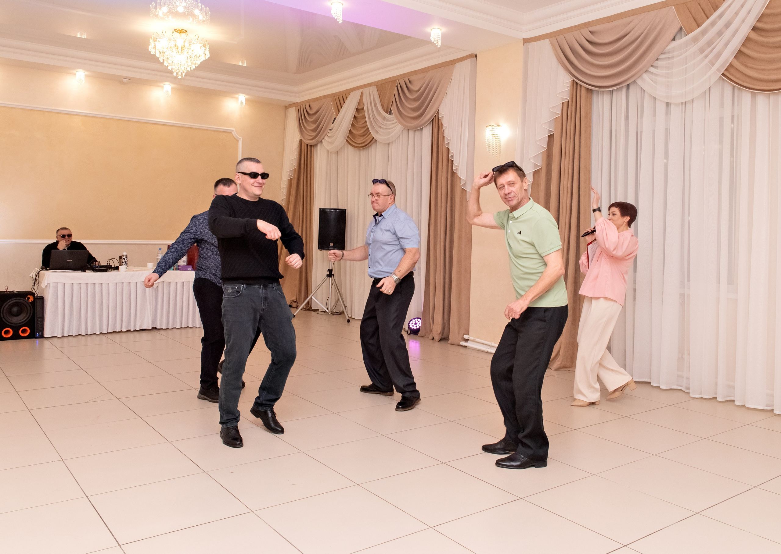 Юбилей Ирины. Ведущая — Наталья Белозерова. Банкетный зал — столовая Радио Завода. Семейный и портретный фотограф Кыштым Челябинск Марина Шигапова