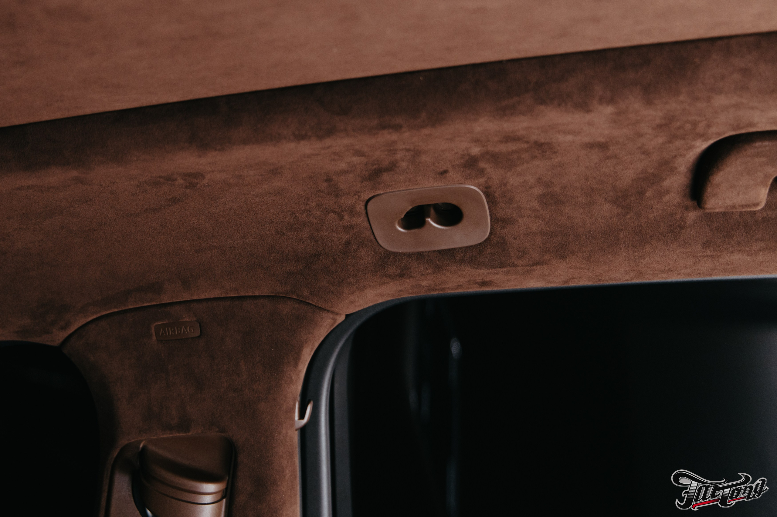 Porsche Сayenne пошив потолка в коричневую алькантару. DeLorein