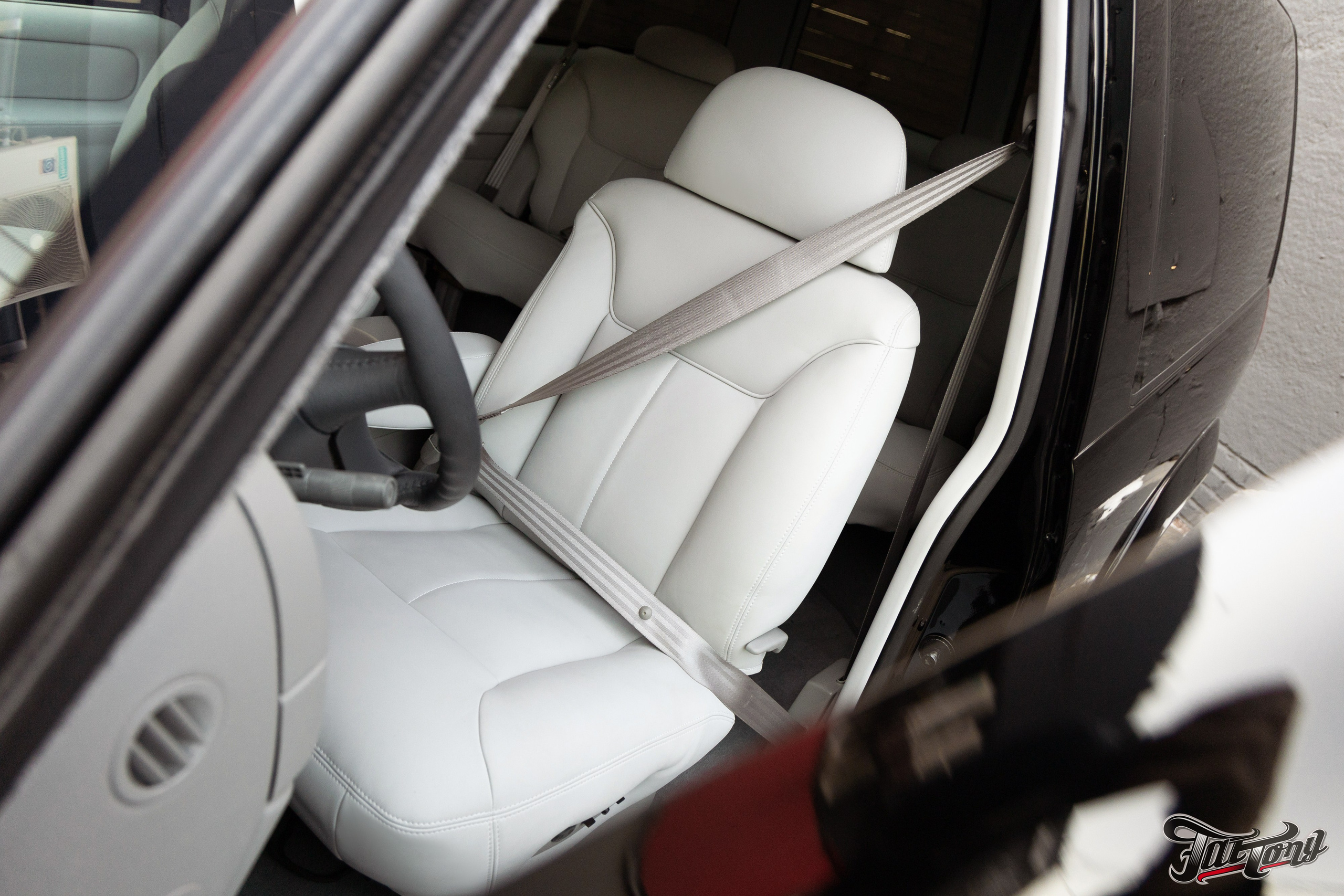 Chevrolet Tahoe I ремонт по кузову и окрас, пошив салона. DeLorein