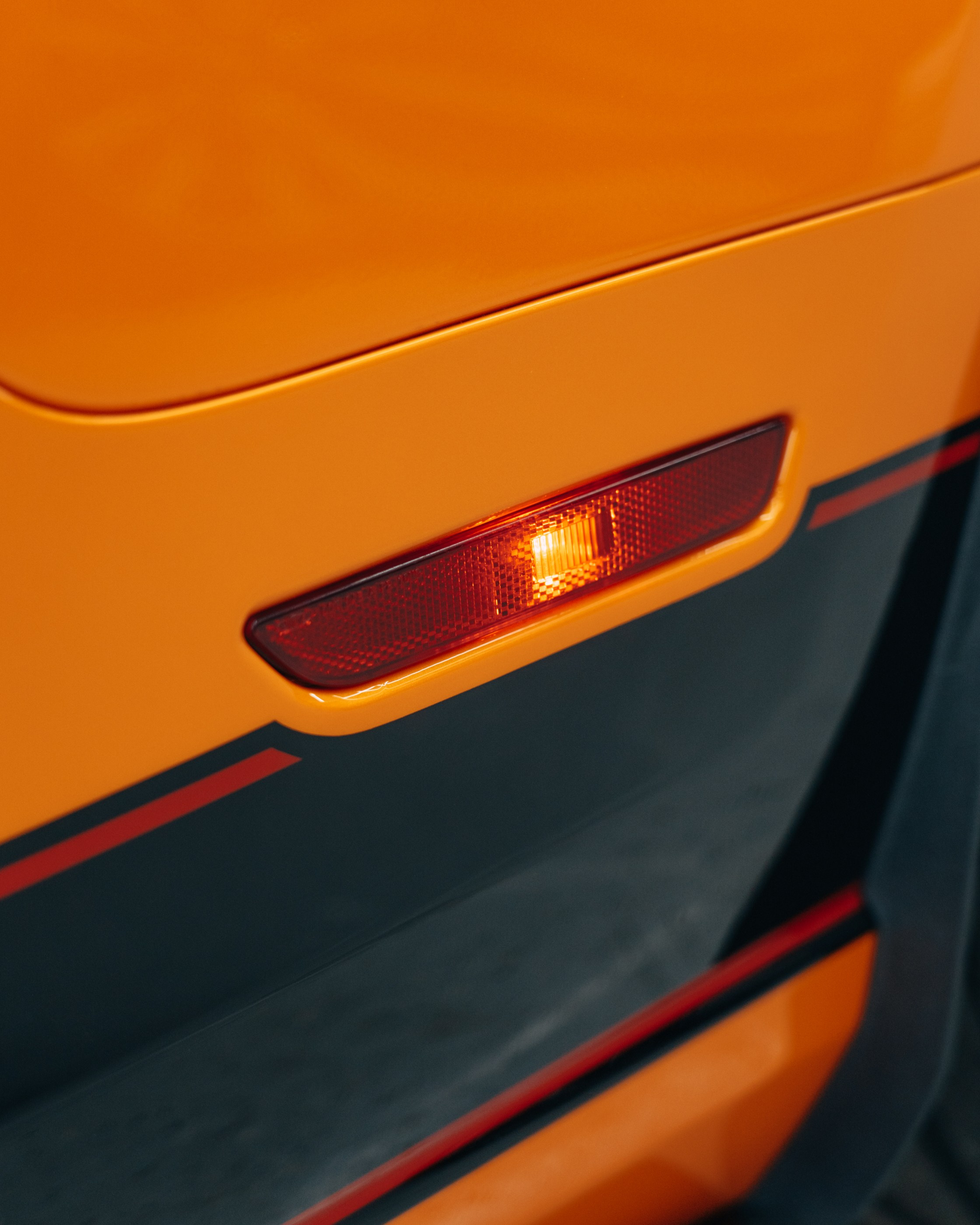 Ford Mustang Roush оранжевый окрас кузова и выкрас полос. DeLorein