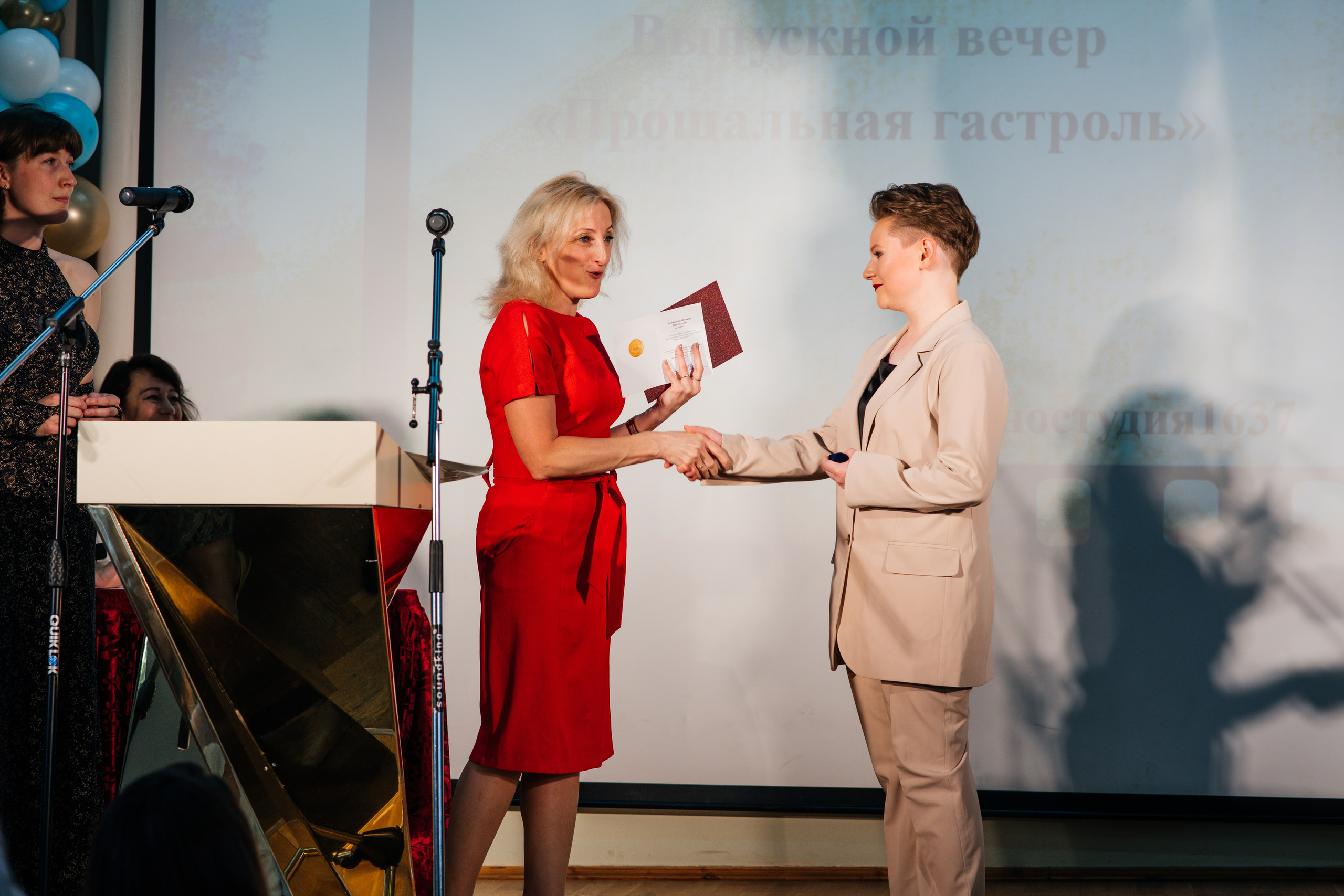 Вручение аттестатов. Выпускные альбомы в Подольске Москве и МО