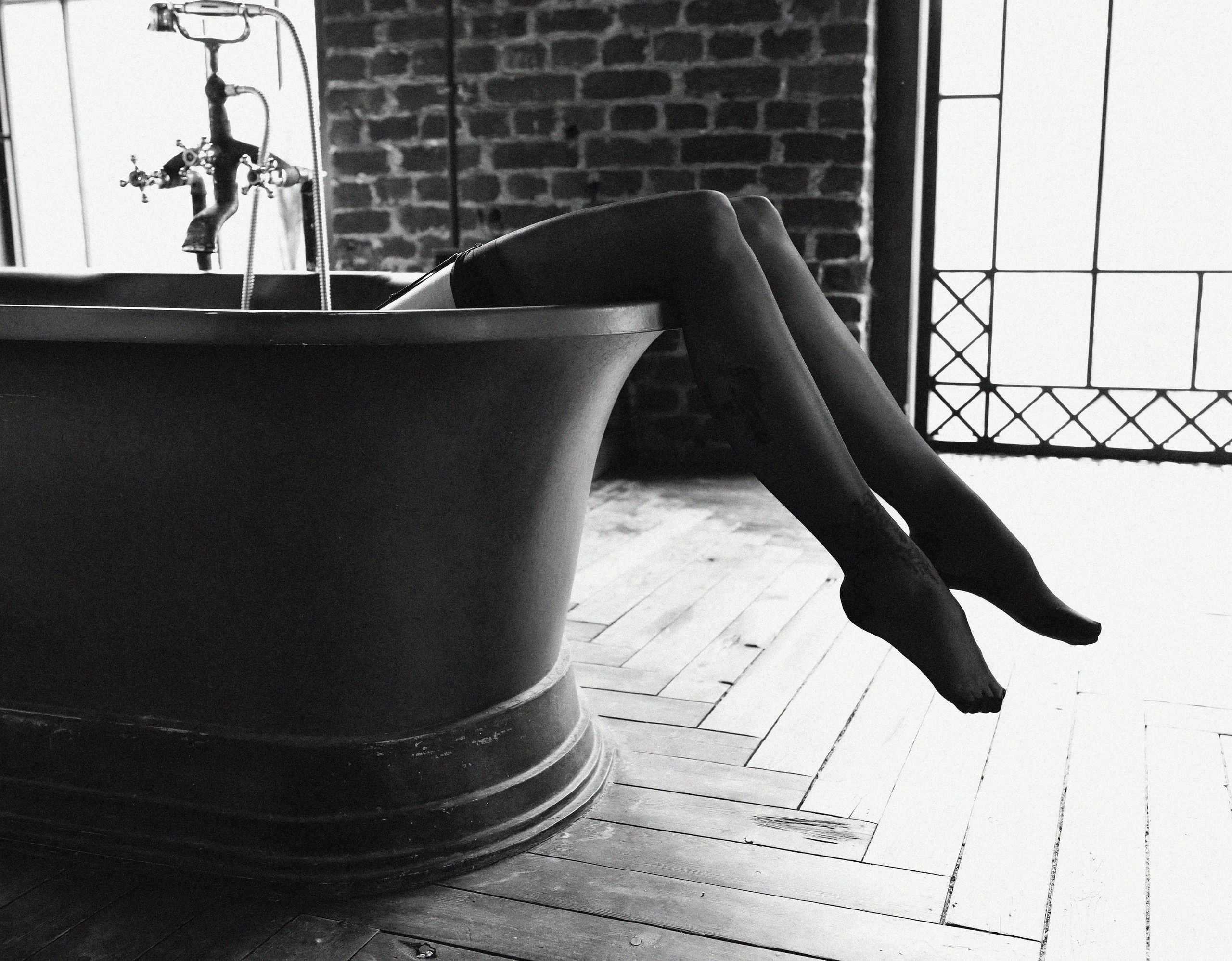 бдсм фотосессия, женский фотограф Вова-Лап в Санкт-Петербурге, фут-фетишь в черно-белом стиле - фото 7