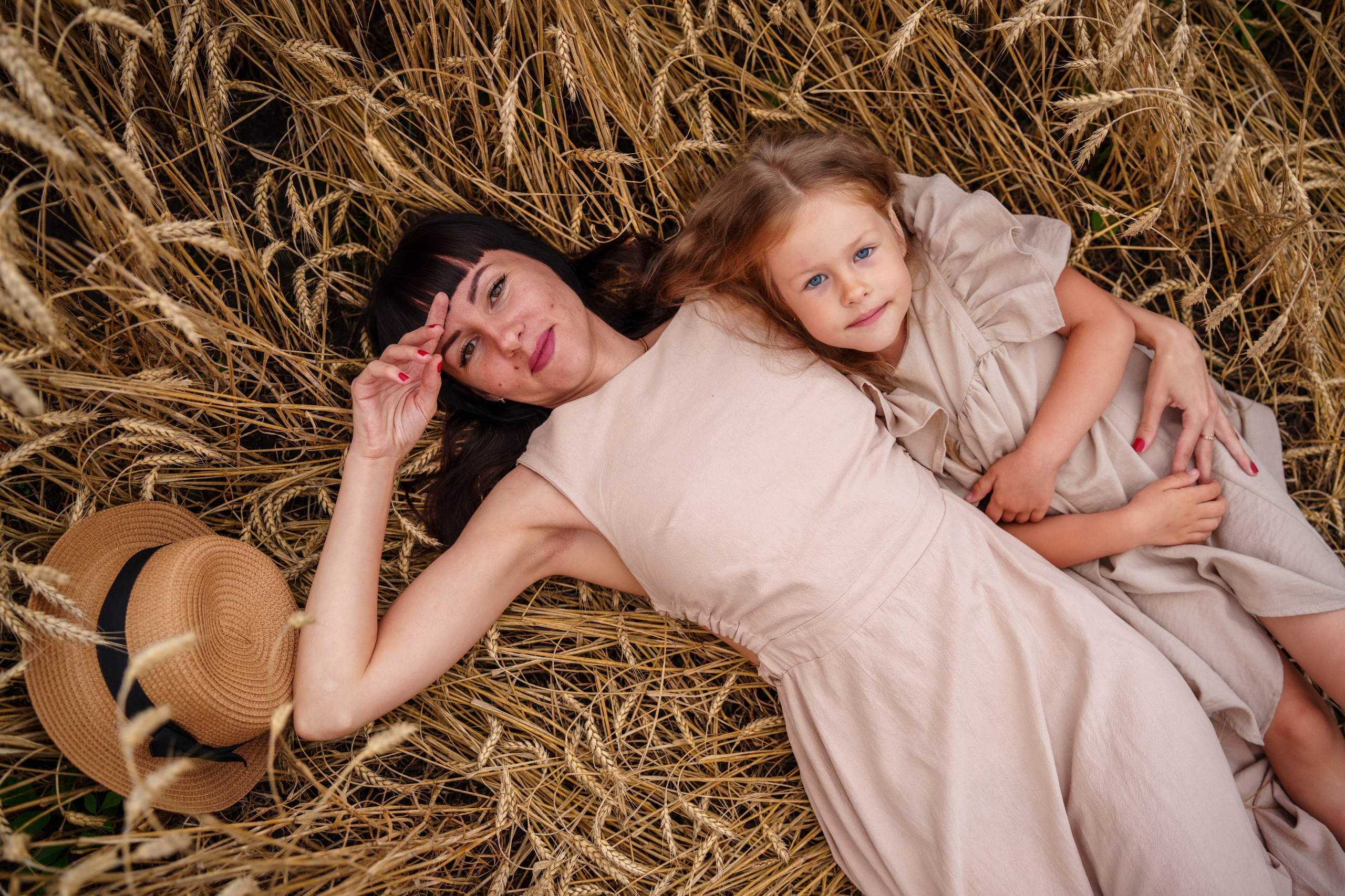 Мама с дочкой в пшеничном поле (01.08.2023). Фотограф Андрей Чеботок (Белгород, Курск, Воронеж, Старый Оскол)