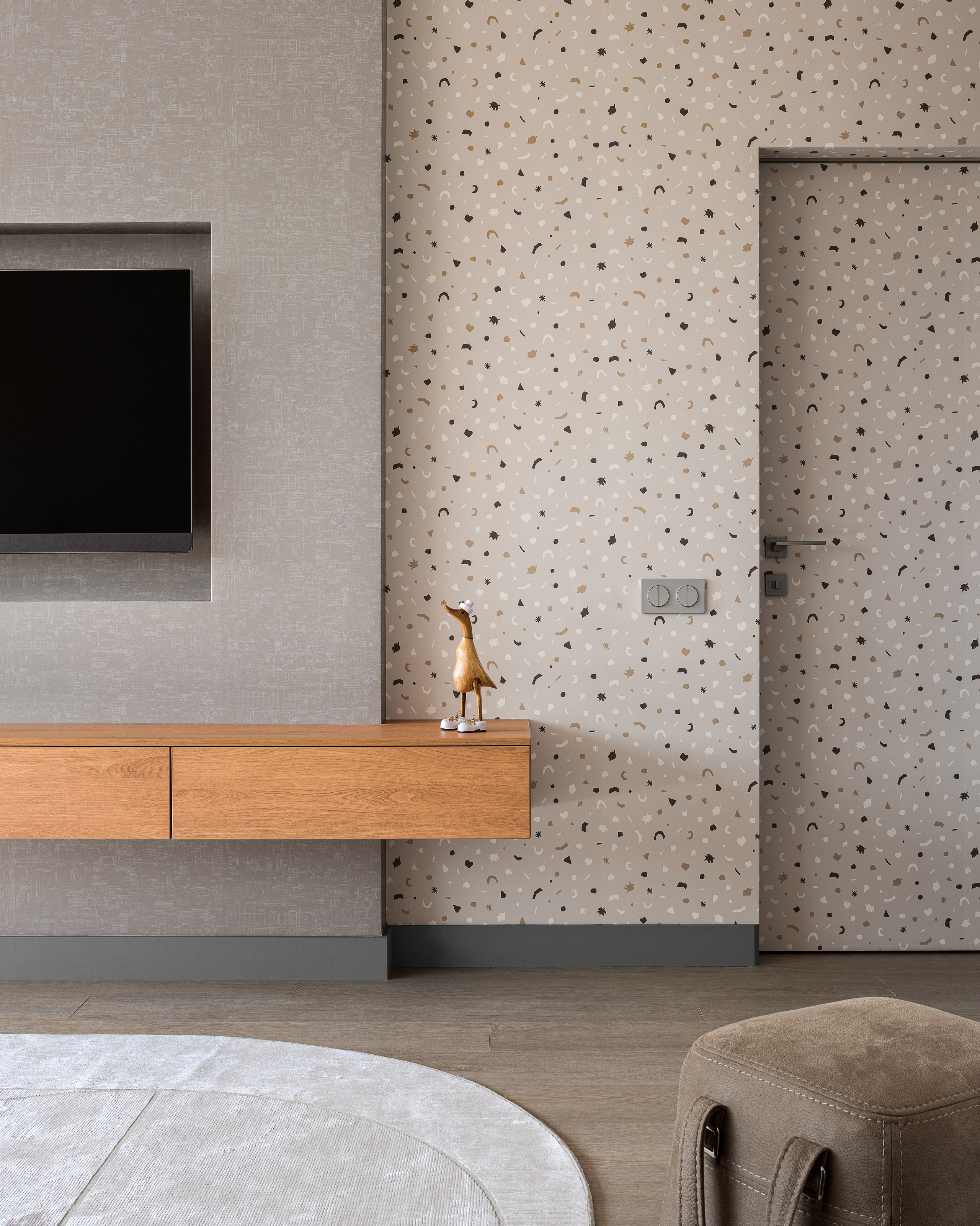 Современная гостиная с акцентной стеной с декоративными обоями, встроенным телевизором и подвесной деревянной тумбой. Уютный минимализм от дизайнера Алёны Сверловой, интерьер снят фотографом Сергеем Денисенко.