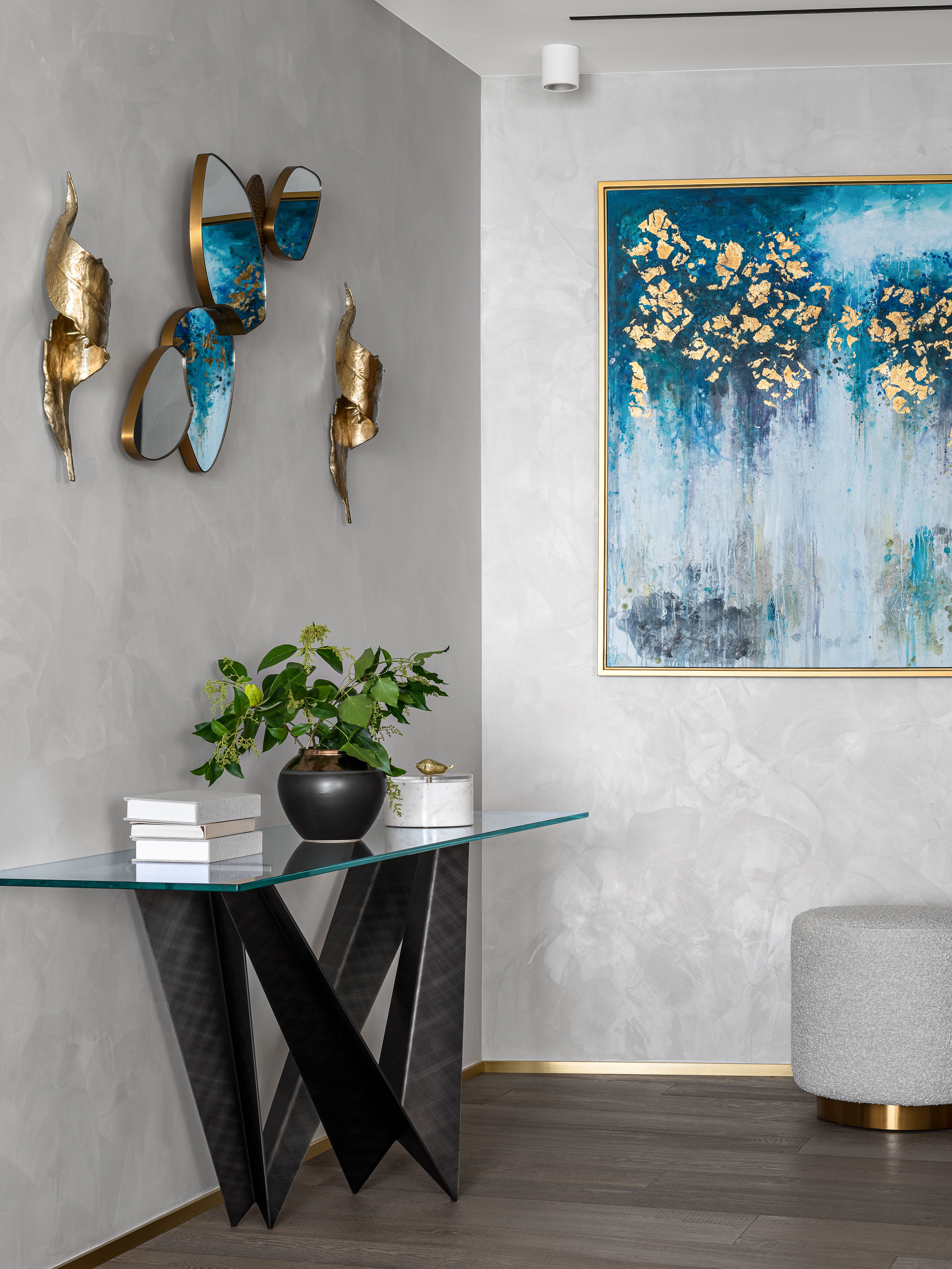 Интерьер холла с консольным столом из стекла и металла, декоративными панно и картиной в сине-золотых тонах, оформление от стилиста Екатерины Ракитиной, фото Сергея Денисенко.