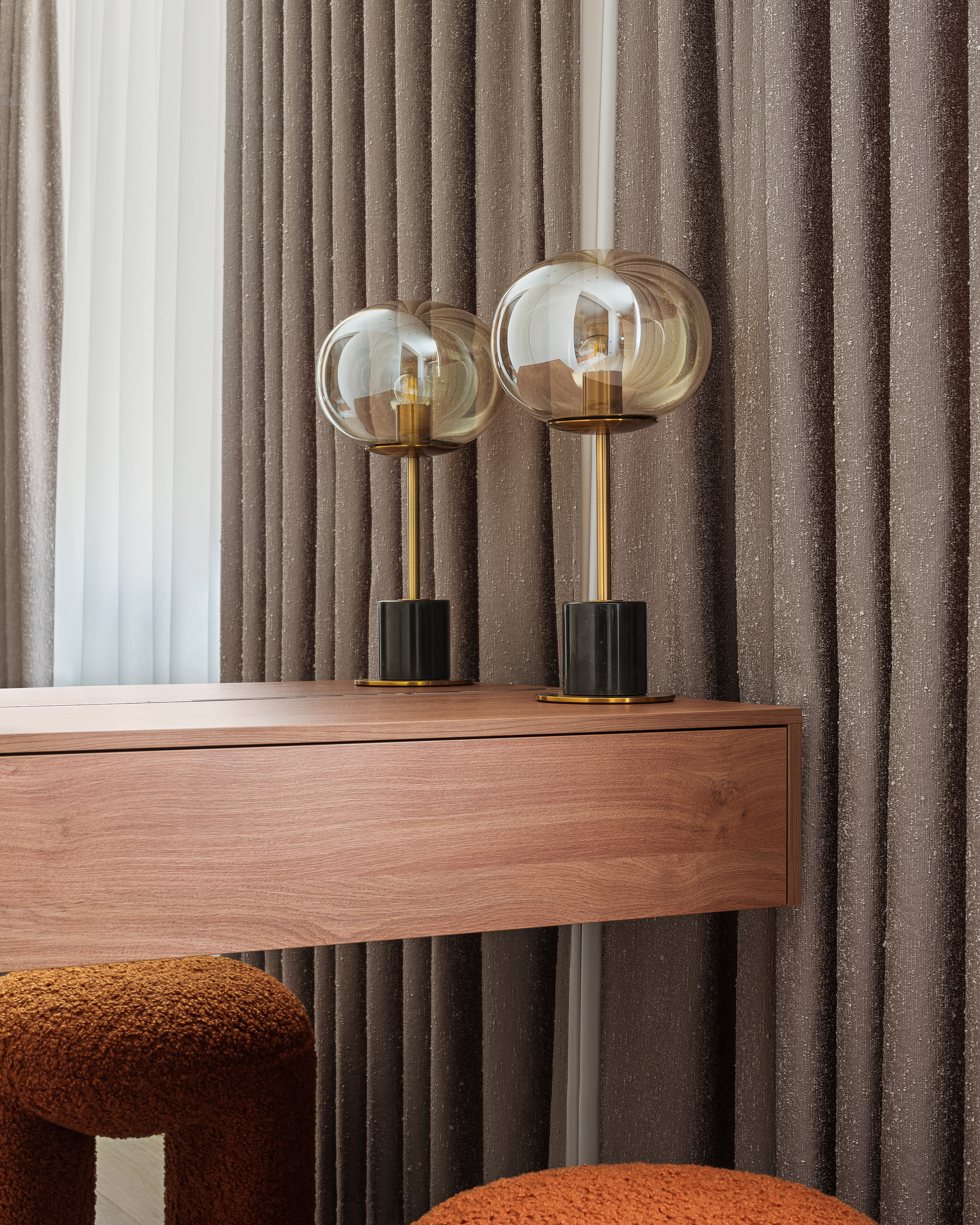 Современный туалетный столик из дерева с подвесной конструкцией, декоративными светильниками в стиле модерн и фактурными шторами. Элегантное решение Алёны Сверловой, интерьер снят Сергеем Денисенко.