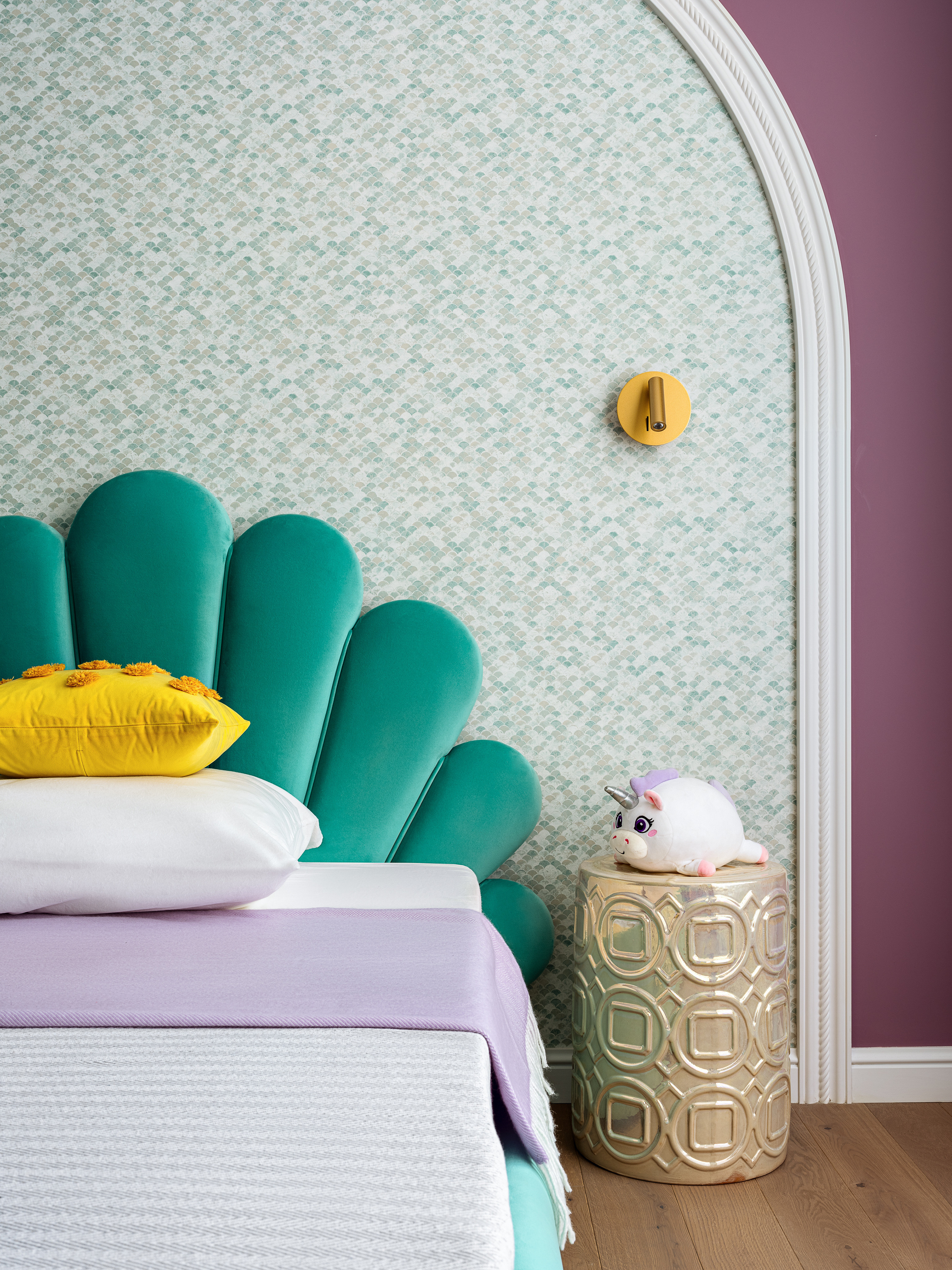 Интерьер детской с мягким изумрудным изголовьем кровати в форме лепестков, декоративной подушкой и золотистым прикроватным столиком, созданный дизайнером Оксаной Магомедовой, стилизованный Натальей Якушевой, фото Сергея Денисенко.