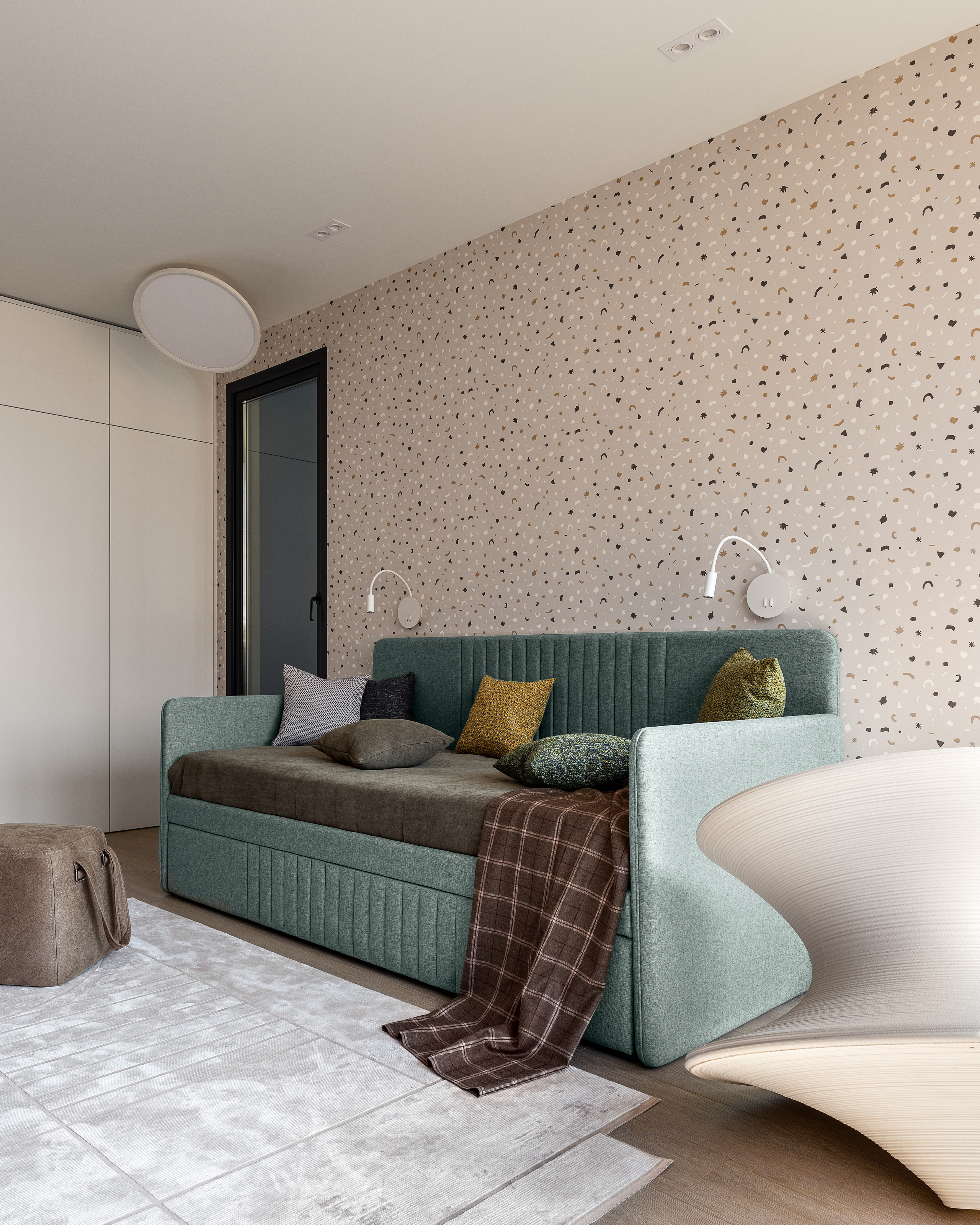 Стильная спальня-кабинет с мягким бирюзовым диваном, подушками с текстурными чехлами и акцентной стеной с обоями в мелкий узор. Современный интерьер Алёны Сверловой, фото автора Сергея Денисенко.