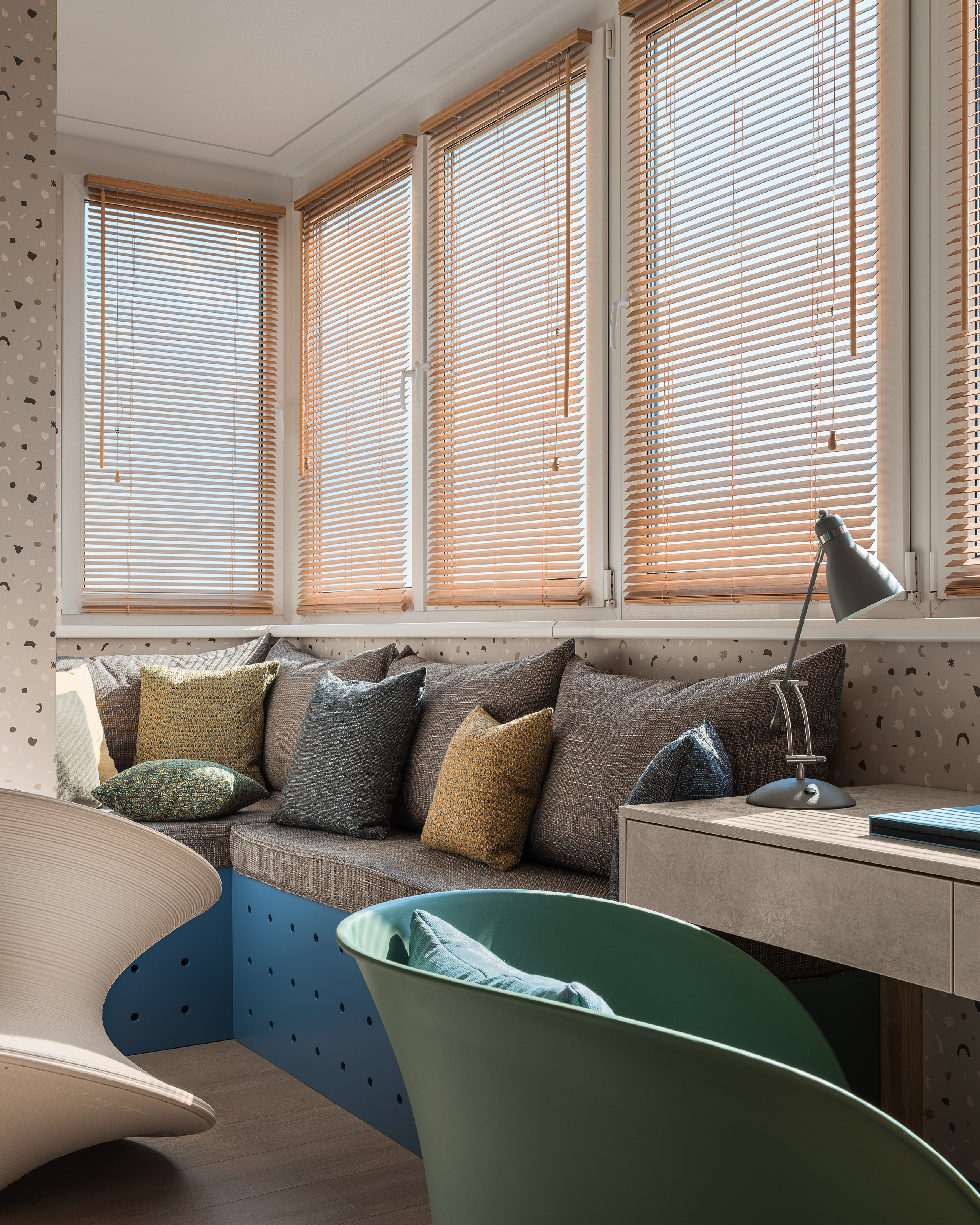 Светлая детская с эркером и встроенной скамьёй с мягкими подушками, рабочим местом у окна и стильными жалюзи из дерева. Продуманное зонирование от дизайнера Алёны Сверловой, фотография Сергея Денисенко.