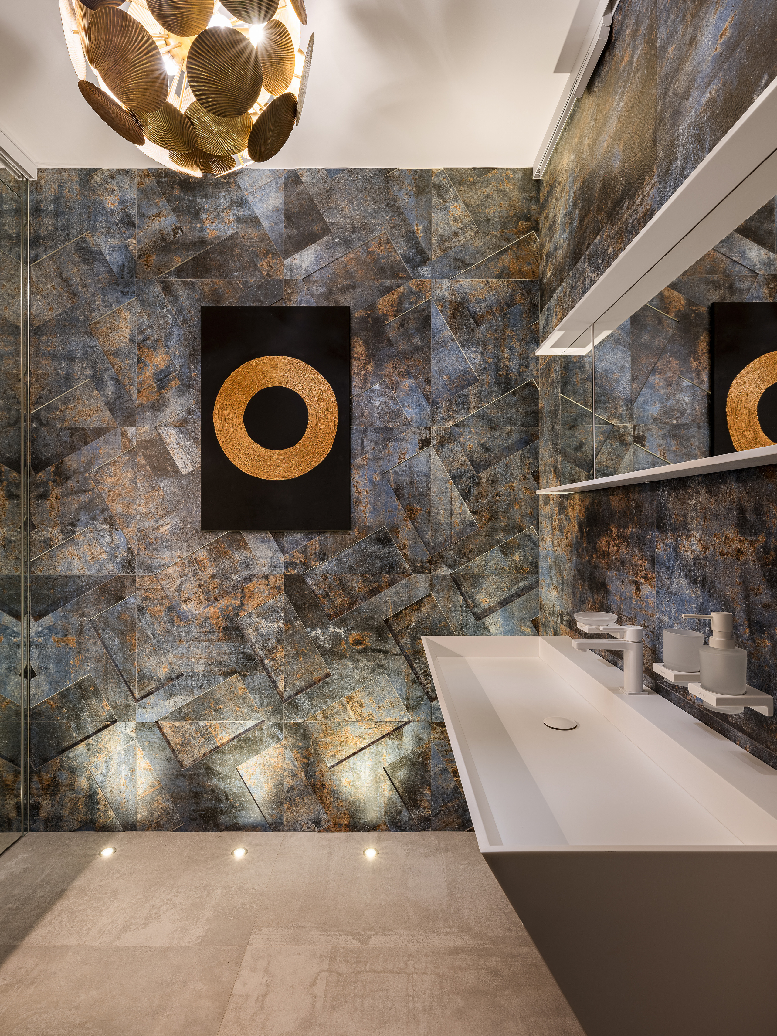 Гостевой санузел с геометрическим рисунком стен, длинной белой раковиной и современным освещением, стилист Екатерина Ракитина, профессиональная фотосъёмка Сергея Денисенко.