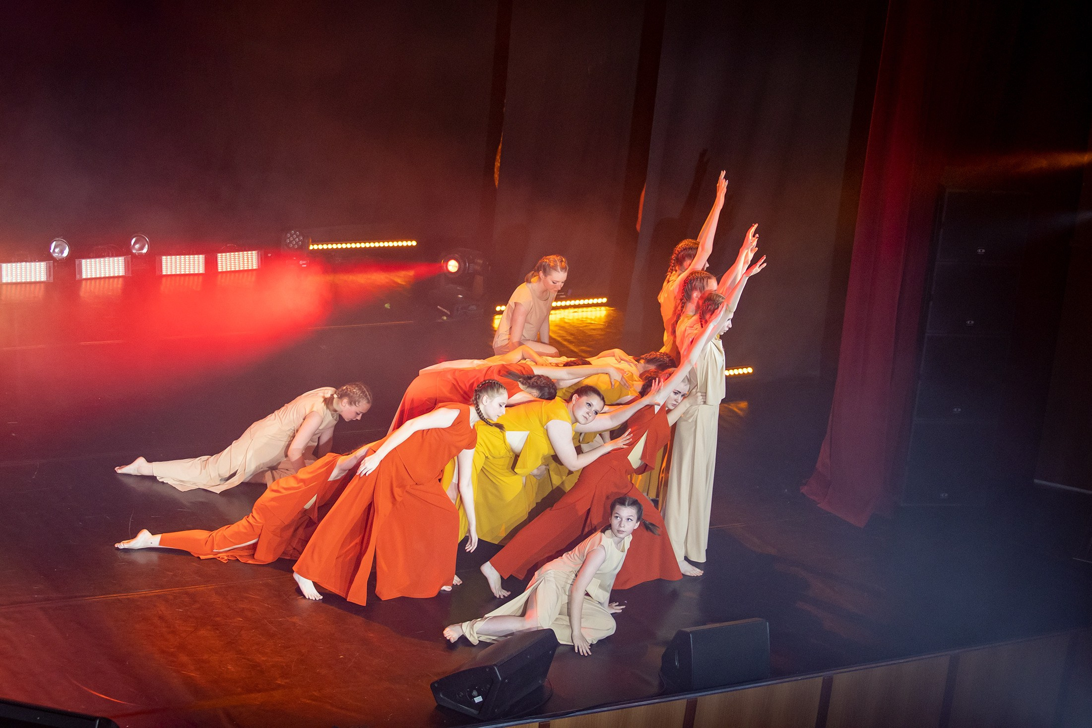 Творческий коллектив облака концертная фотография выступление на сцене отчётный концерт