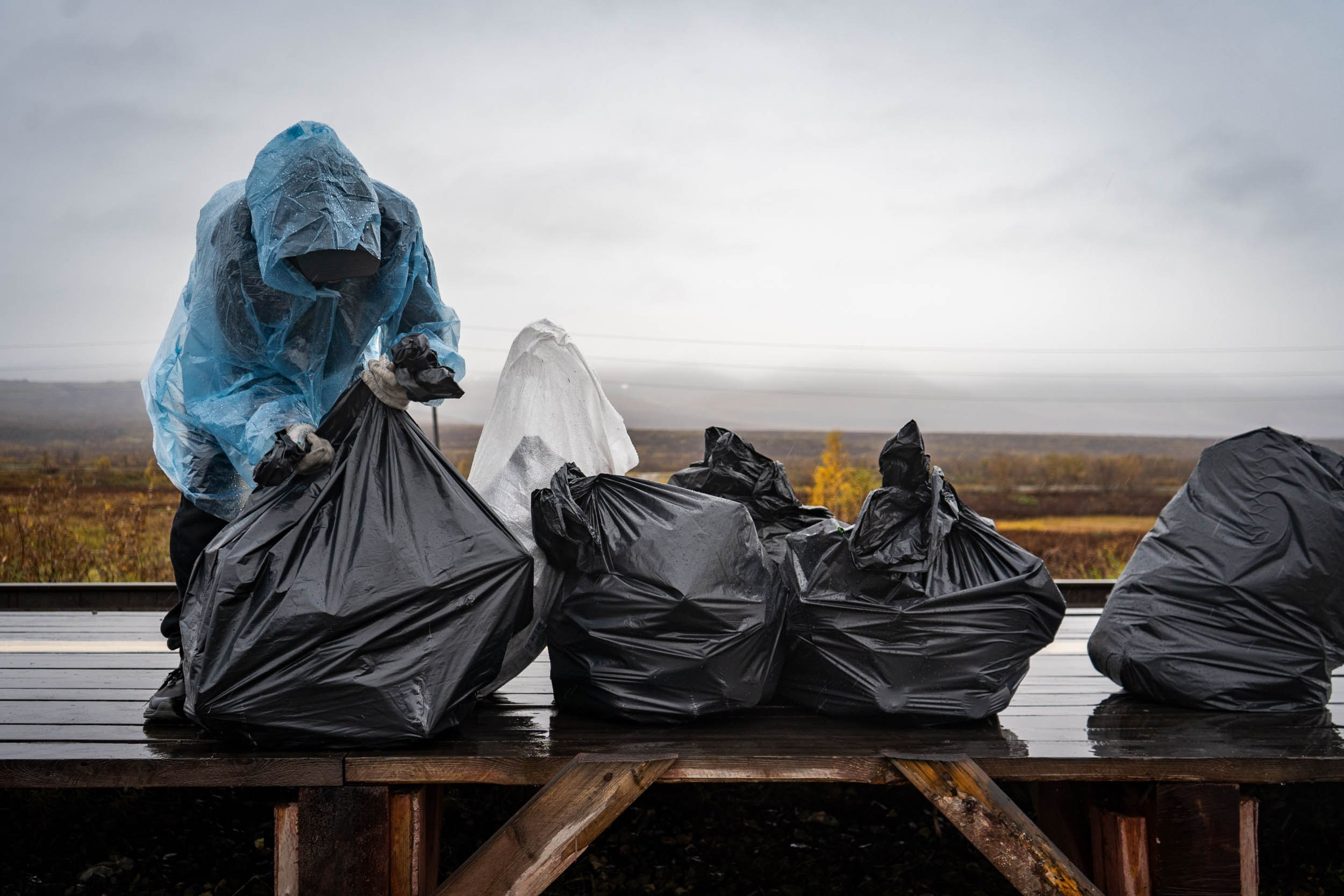 Уборка перрона п.Полярный, станция «110 км». Фотограф Екатерина Зорина