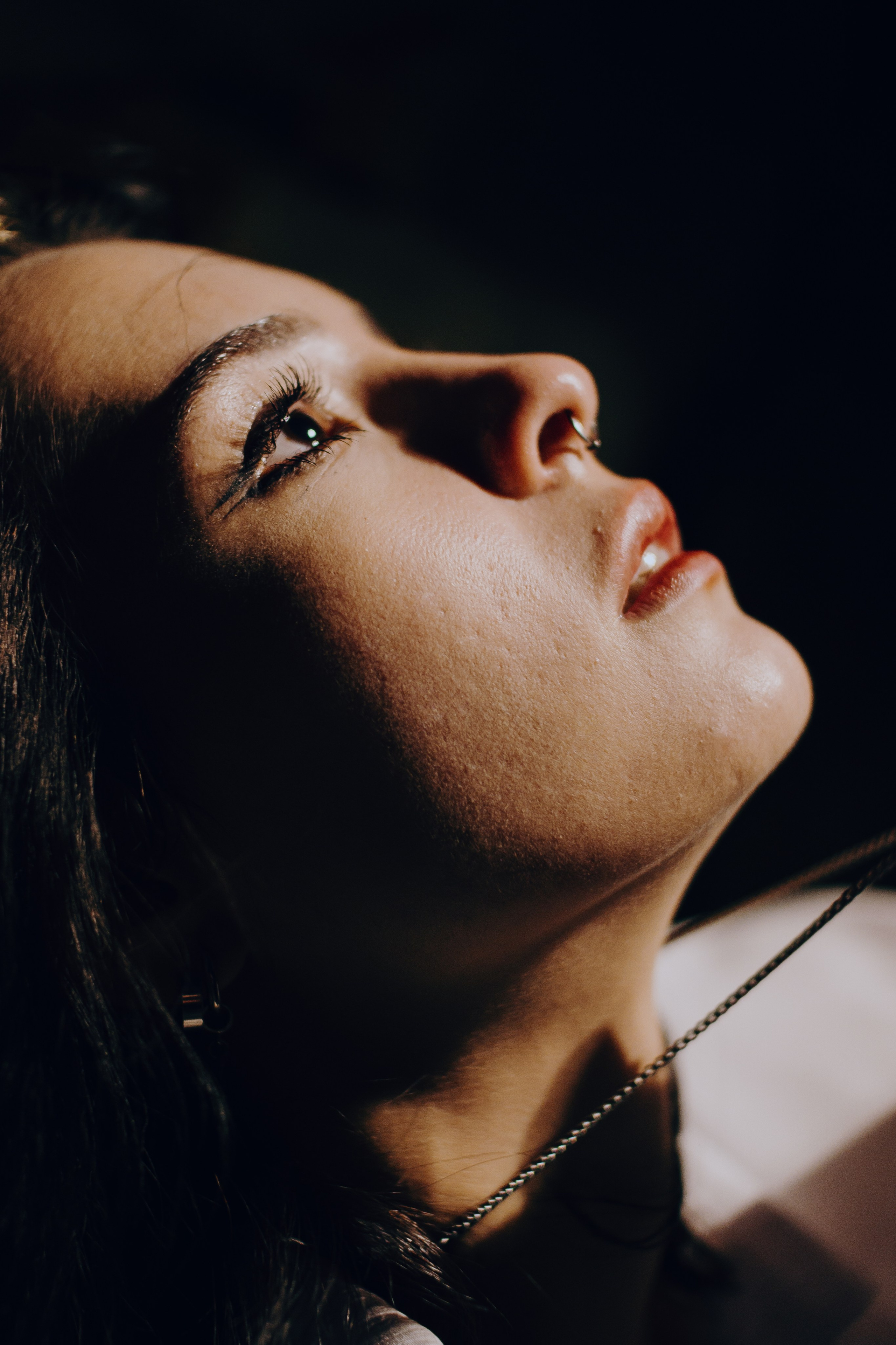 Съёмка у моря с оленьими рогами