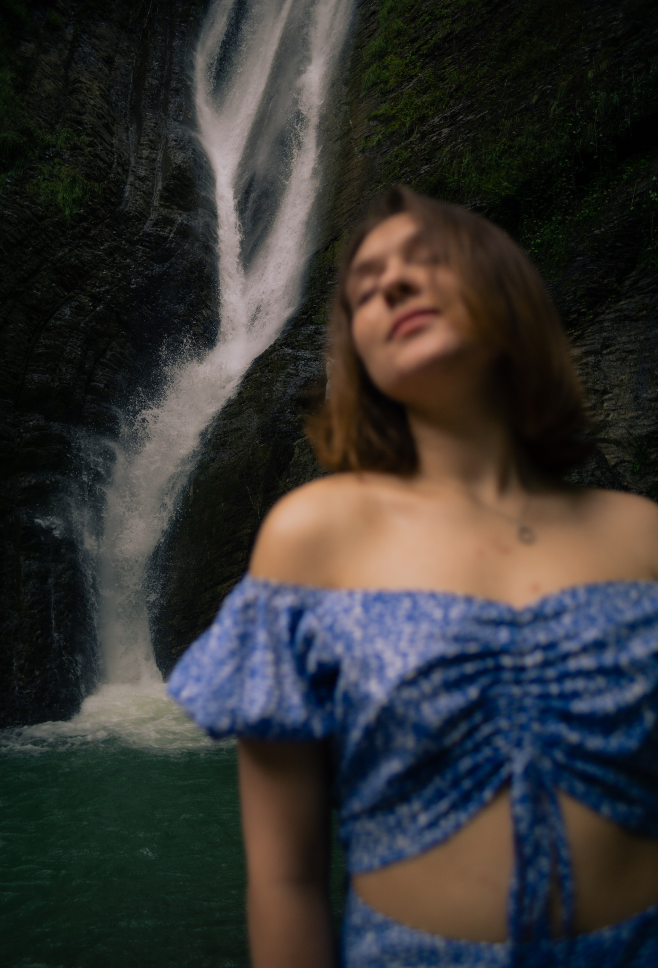 Алина на водопаде. Главная