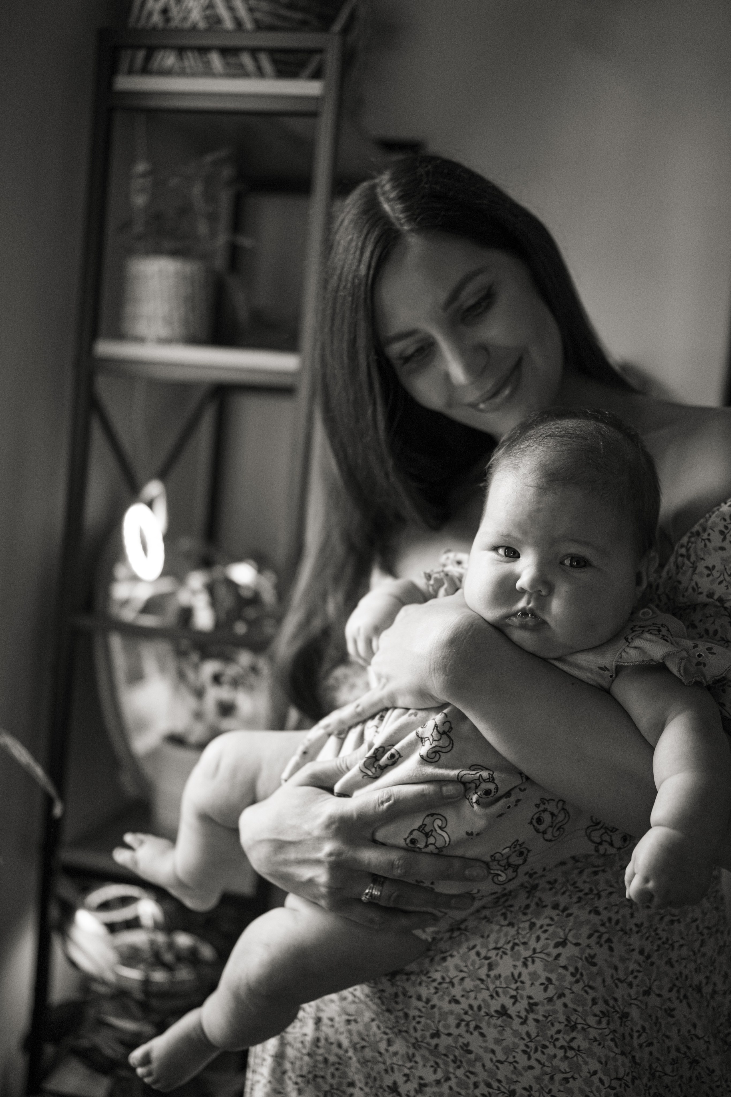 Алиса дома с мамой, братом и котом. Семейный детский ньюборн фотограф в Москве Марта Петрова