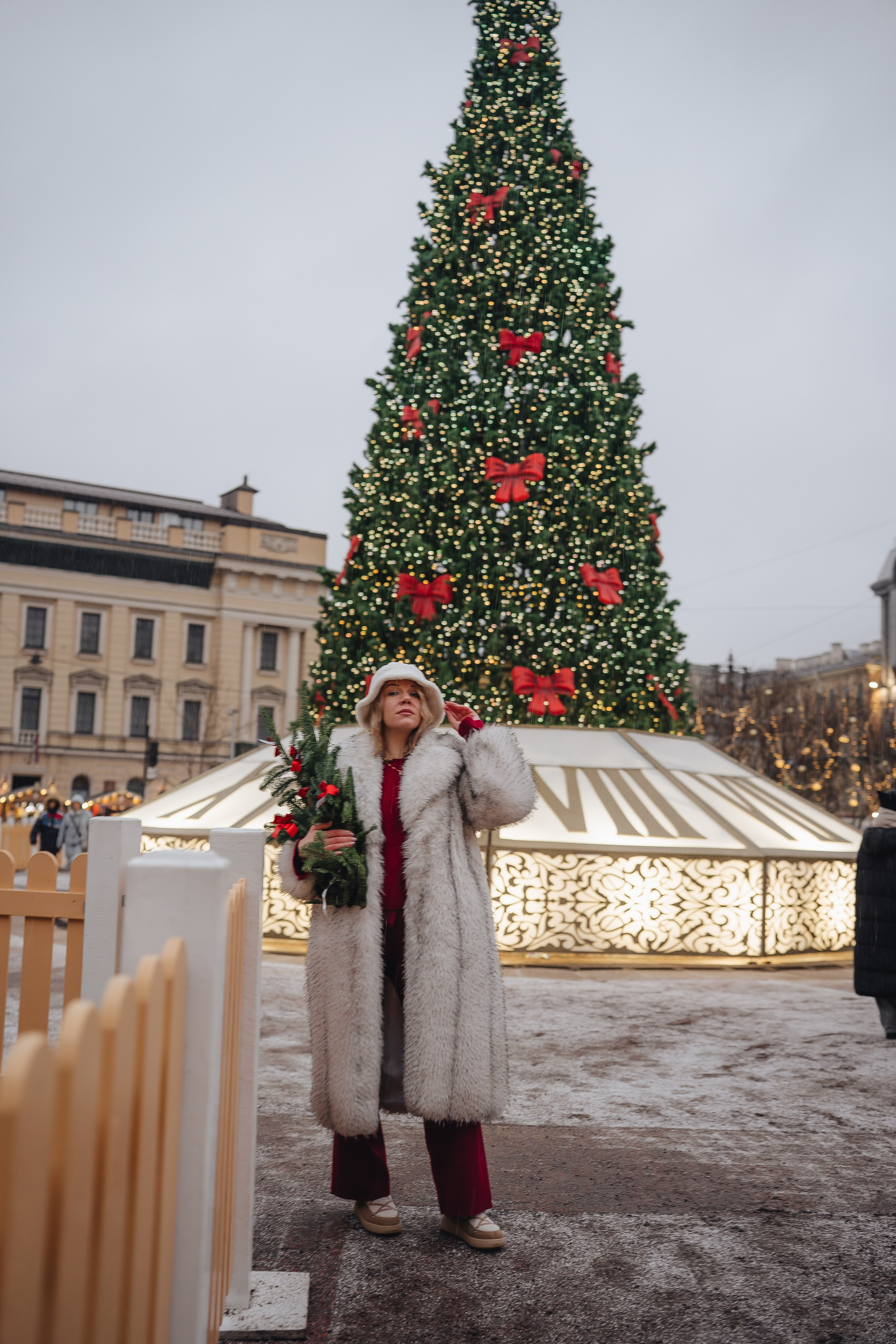 ПРОГУЛКА НА МАНЕЖНОЙ ПЛОЩАДИ ДЛЯ ДЕВУШКИ ПЕРЕД НОВЫМ ГОДОМ (НОВОГОДНЯЯ ФОТОСЕССИИЯ НА МАНЕЖНОЙ ПЛОЩАДИ). Профессиональный фотограф, Санкт-Петербург — Виктория Богомолова
