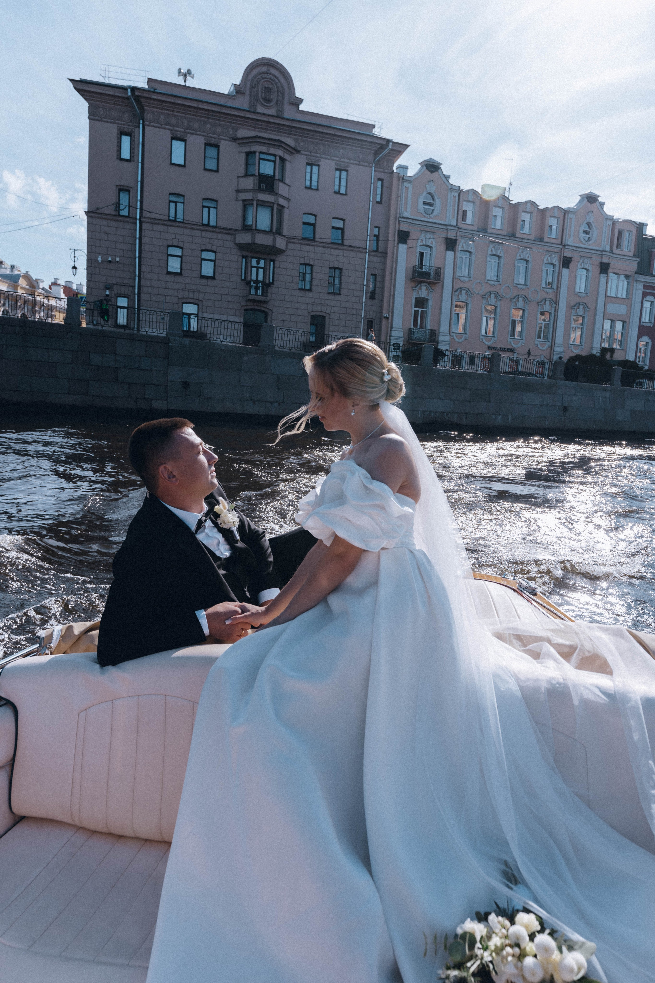 СВАДЕНБНАЯ СЬЕМКА НА КАТЕРЕ ПО КАНАЛАМ САНКТ-ПЕТЕРБУРГА И В АКВАТОРИИ НЕВЫ. Профессиональный фотограф, Санкт-Петербург — Виктория Богомолова