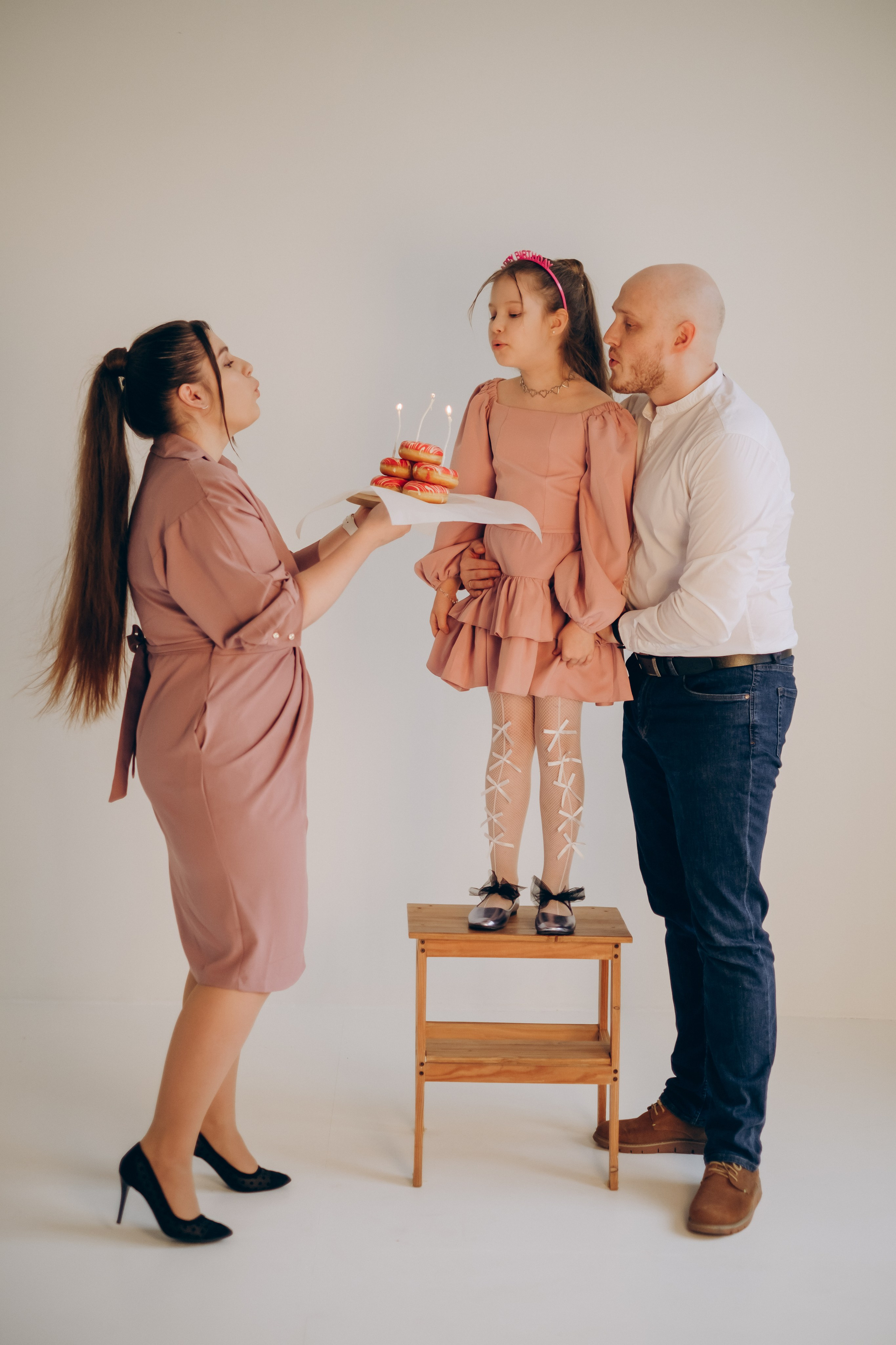 Фотосессия «День рождения» в минималистичной студии. Фотограф Новосибирск Анна Рождественская