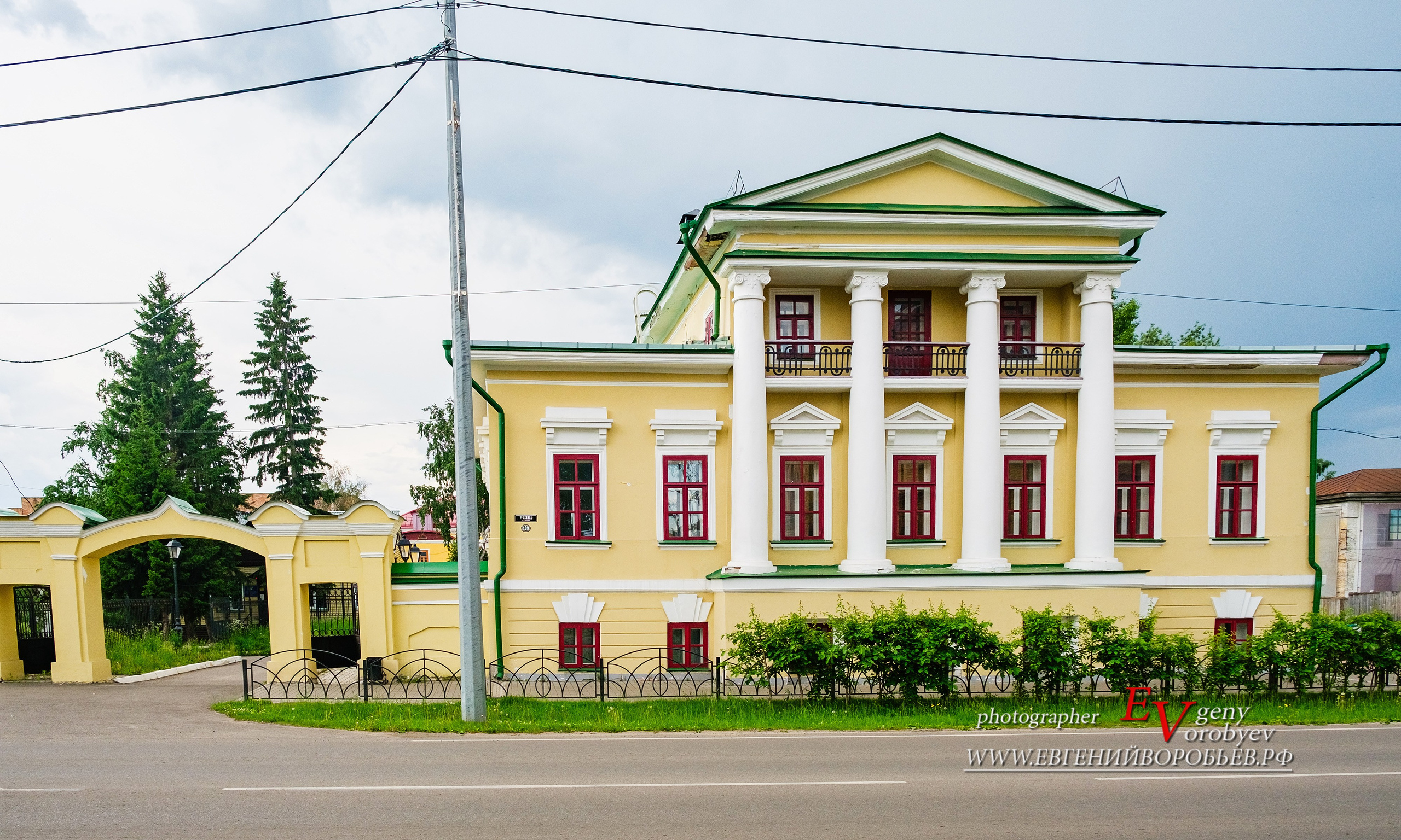 экскурсии Енисейск Красноярск аренда микроавтобуса трансфер индивидуальный тур фото набережная дегустация сибирской кухни интересные места что посмотреть куда сходить что посетить достопримечательности в Енисейске  храм церковь монастырь фототур  цена заказать экскурсию программа маршрут смотровые площадки видовые красивые места путешествие туристический маршрут 