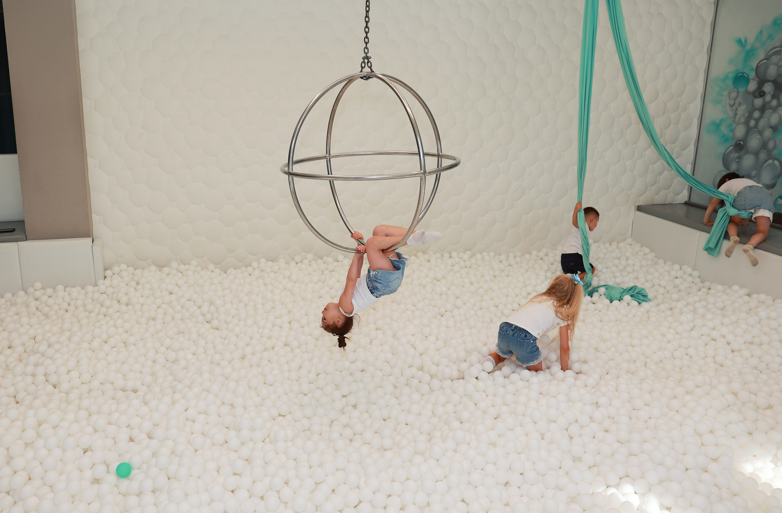 Сухой бассейн «Облака». Детский семейный фотограф Краснодар