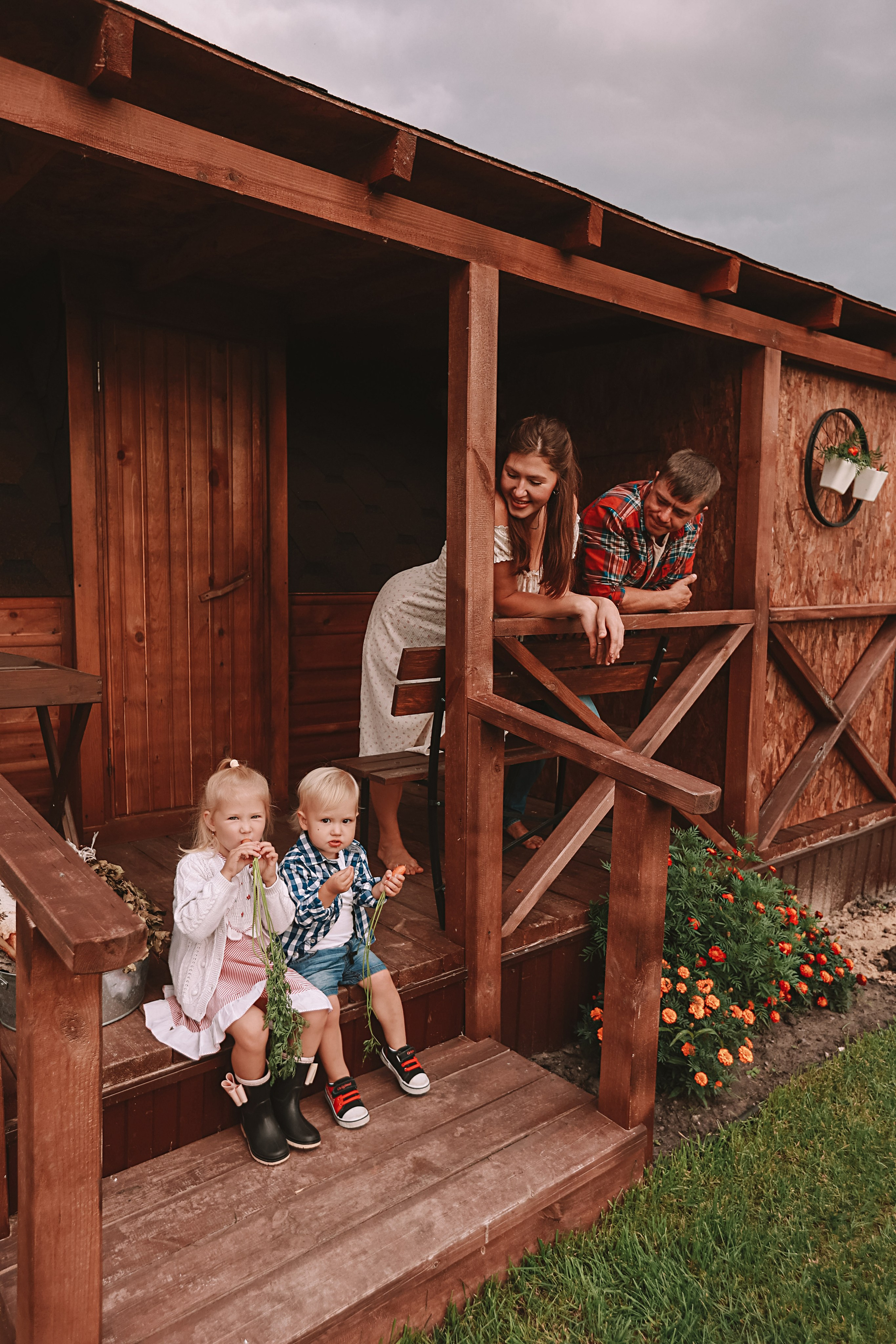 У дома. Семейный фотограф Тюмень, фотограф на роды Салмина Мария