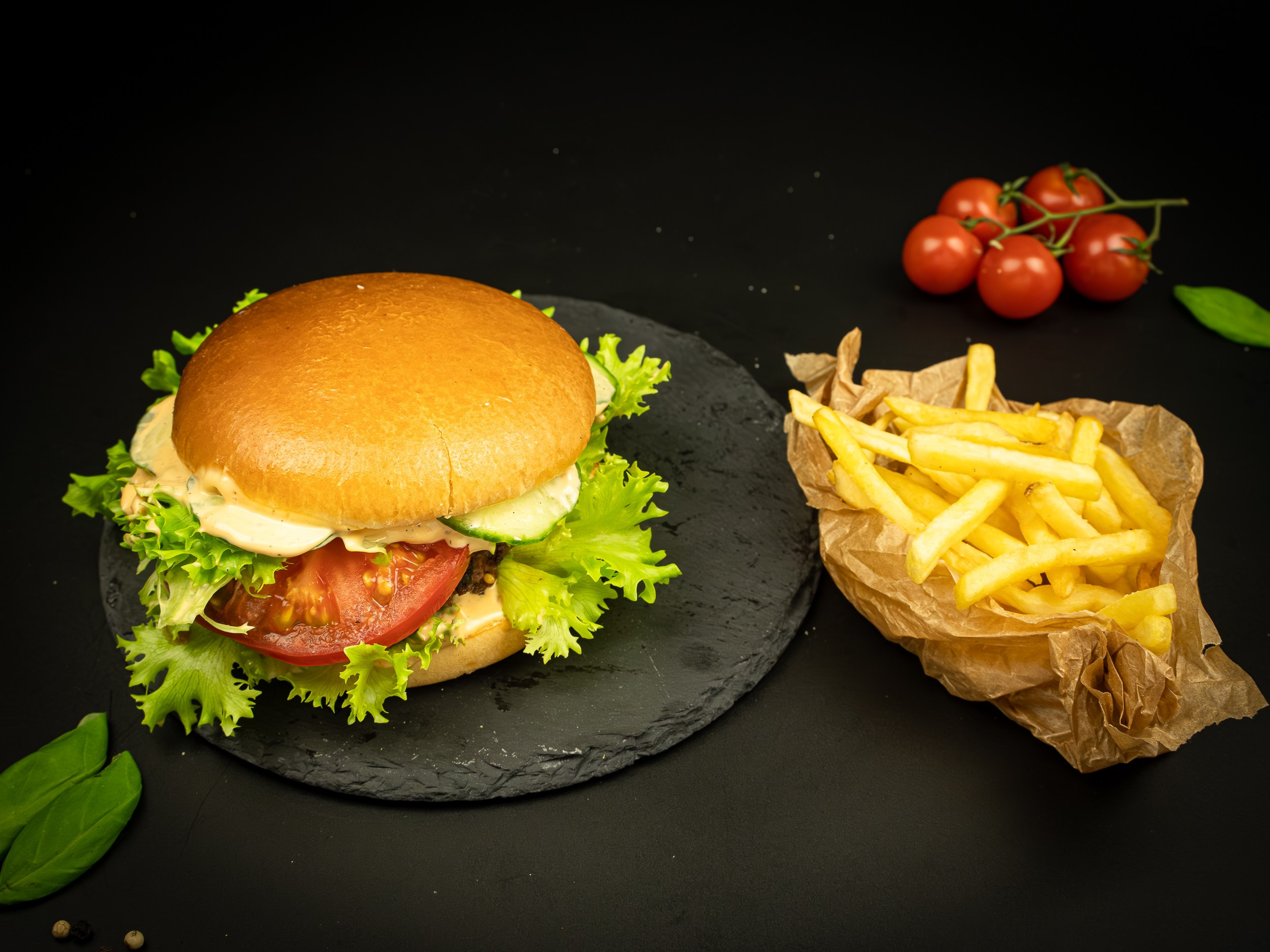 Фуд съемка аппетитного бургера и хрустящей картошки для меню бара в Воронеже