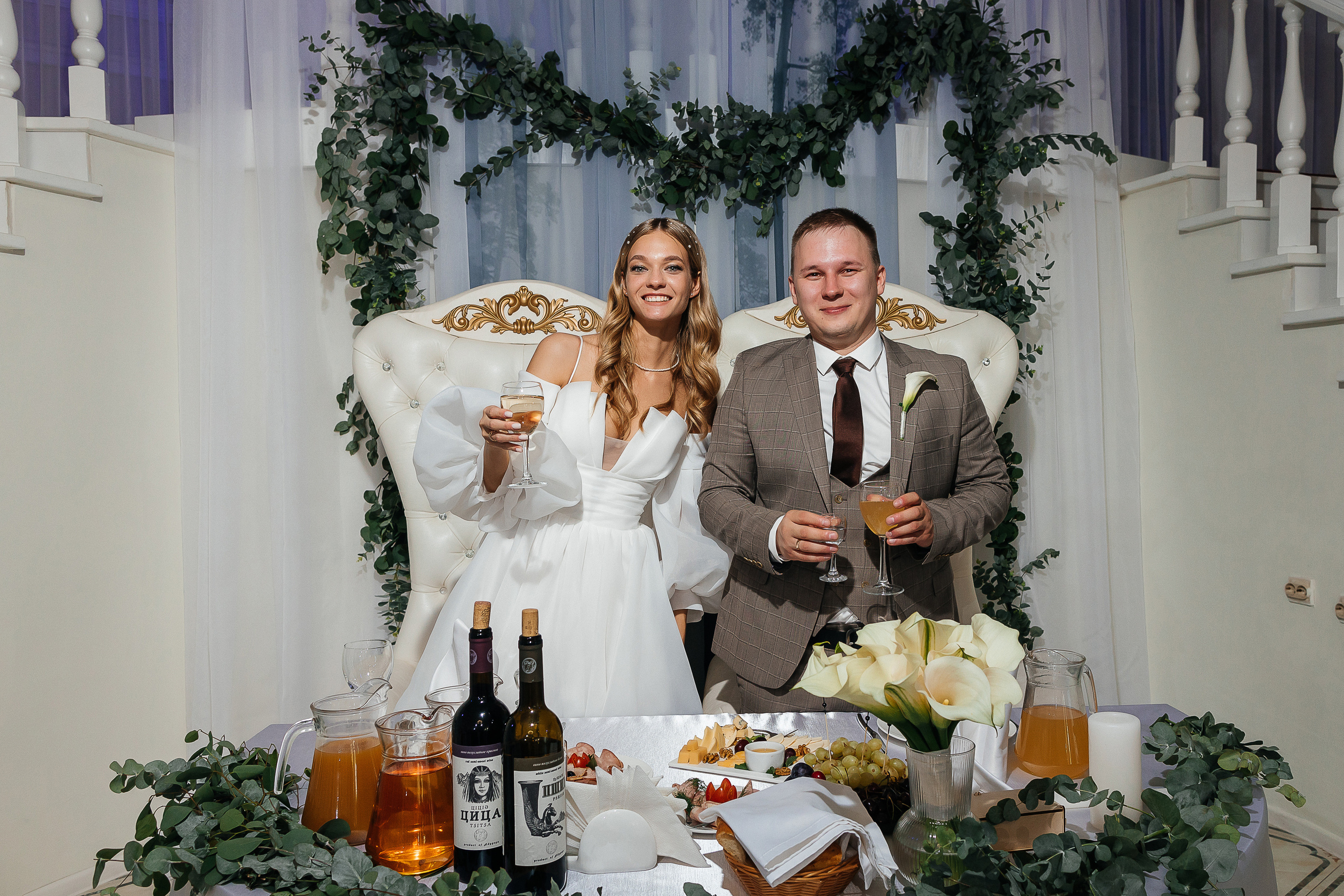 Трогательная встреча жениха и невесты во дворике гостиницы. Олег Сверчков | Свадебный фотограф Вологда