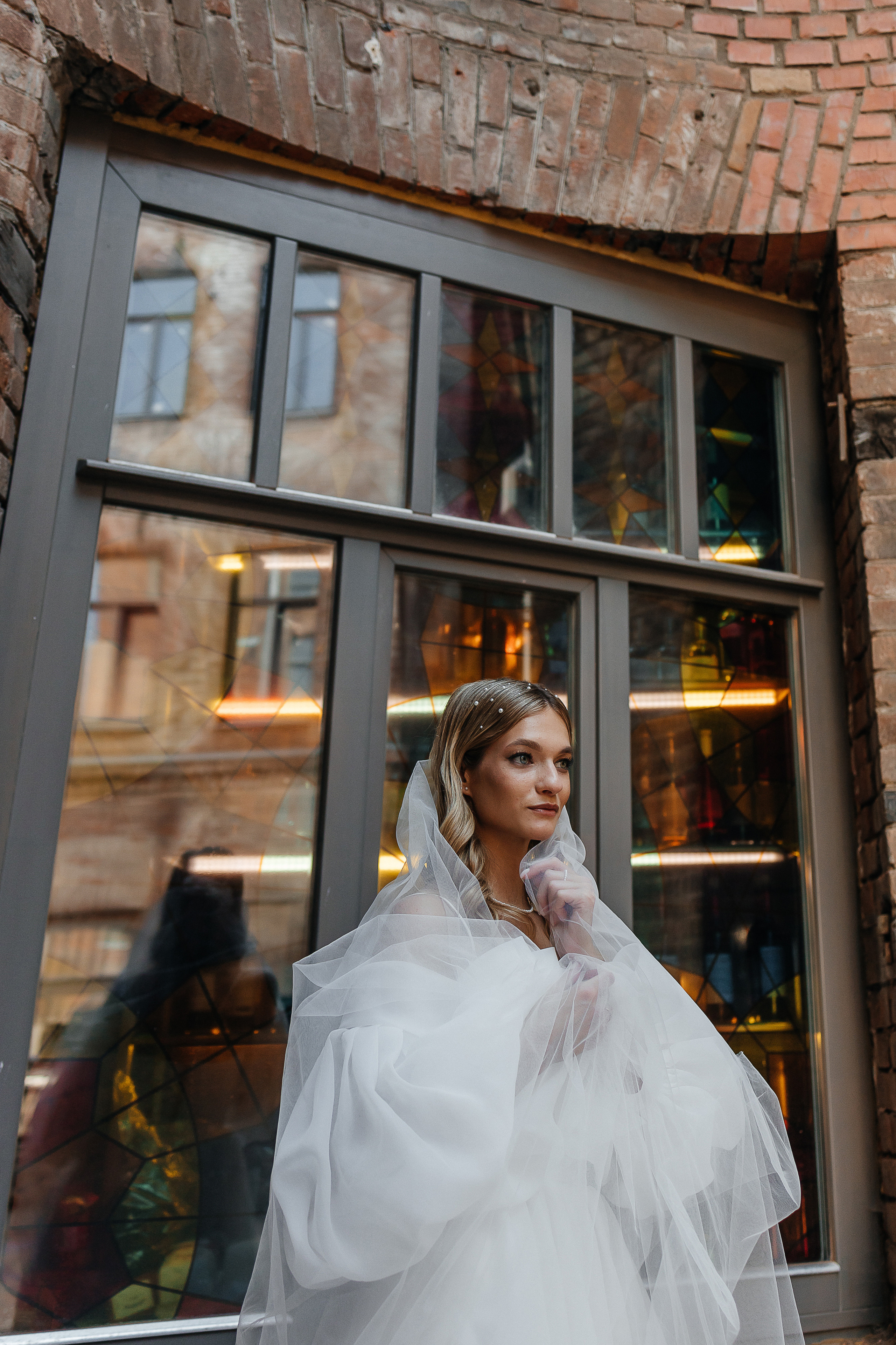 Трогательная встреча жениха и невесты во дворике гостиницы. Олег Сверчков | Свадебный фотограф Вологда