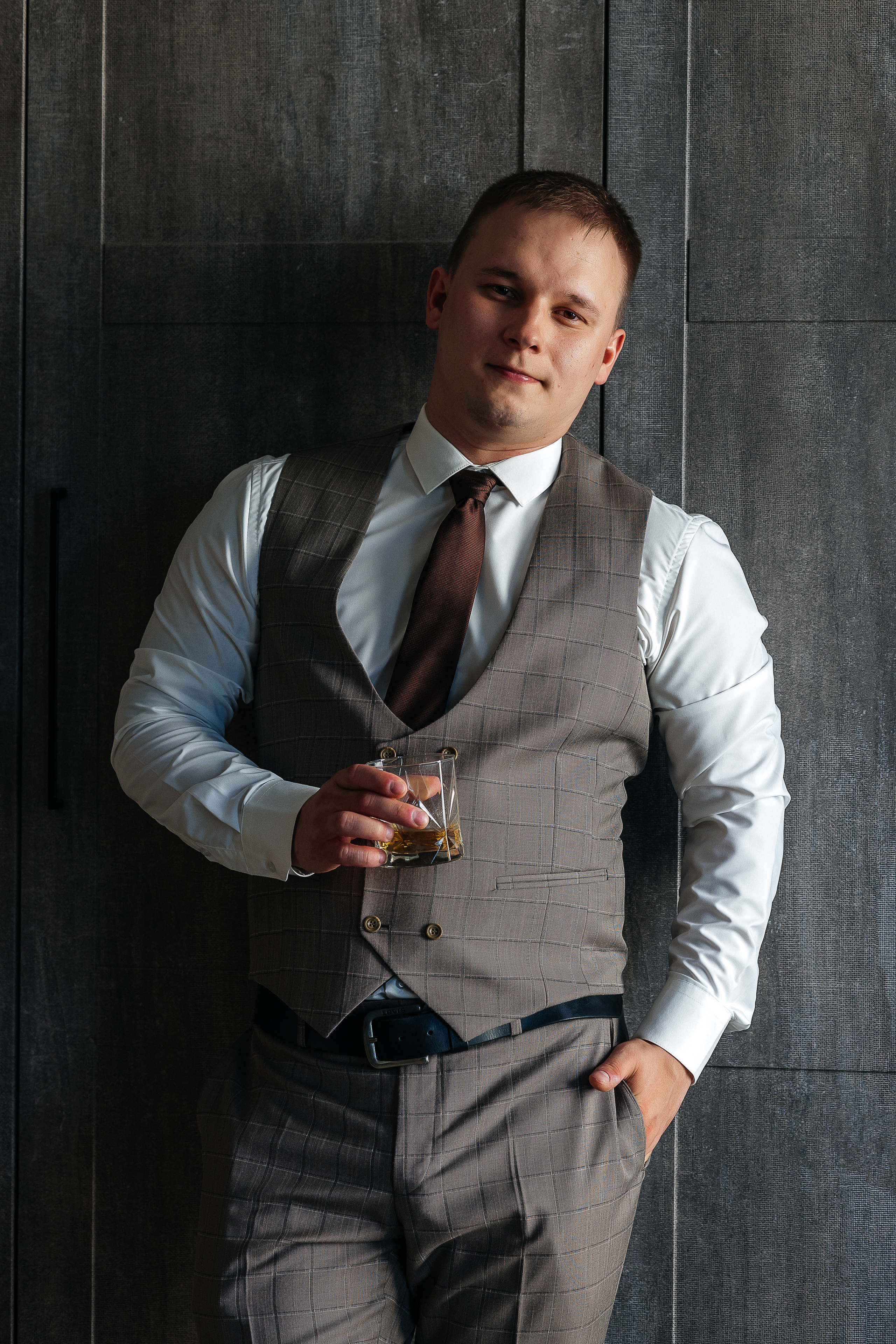 Трогательная встреча жениха и невесты во дворике гостиницы. Олег Сверчков | Свадебный фотограф Вологда