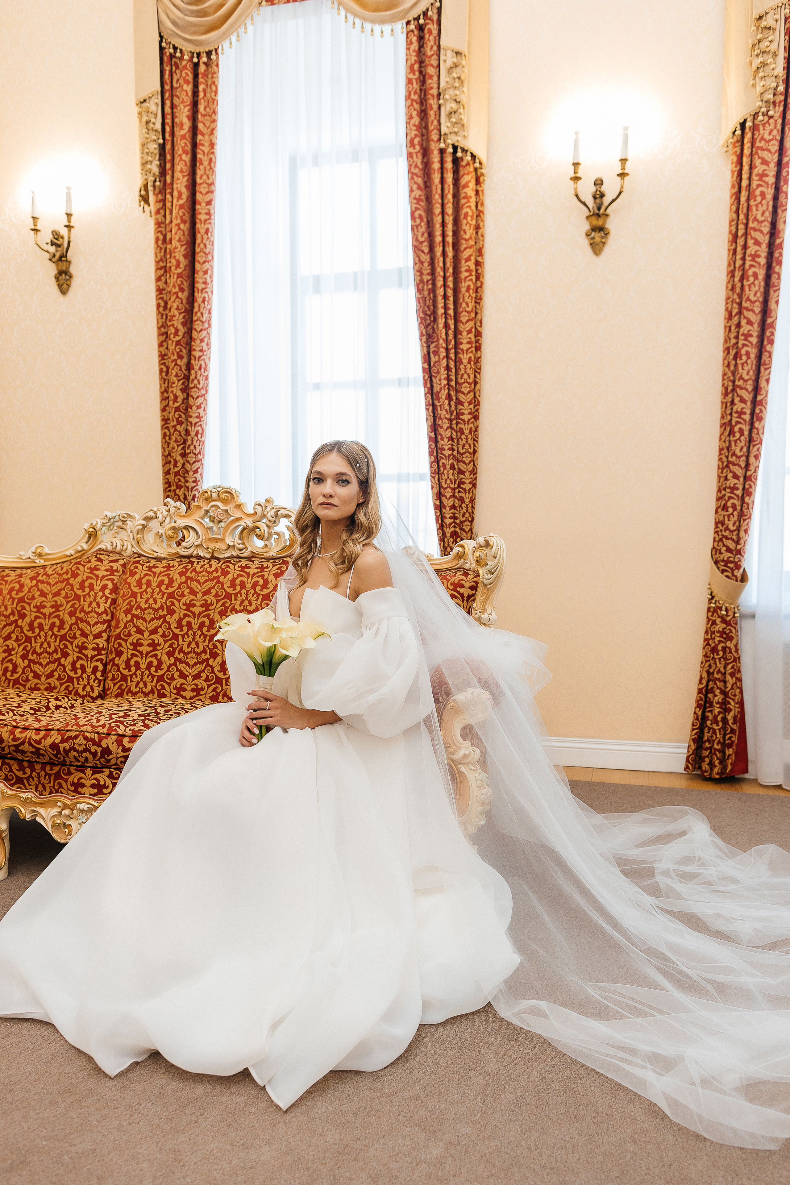 Трогательная встреча жениха и невесты во дворике гостиницы. Олег Сверчков | Свадебный фотограф Вологда