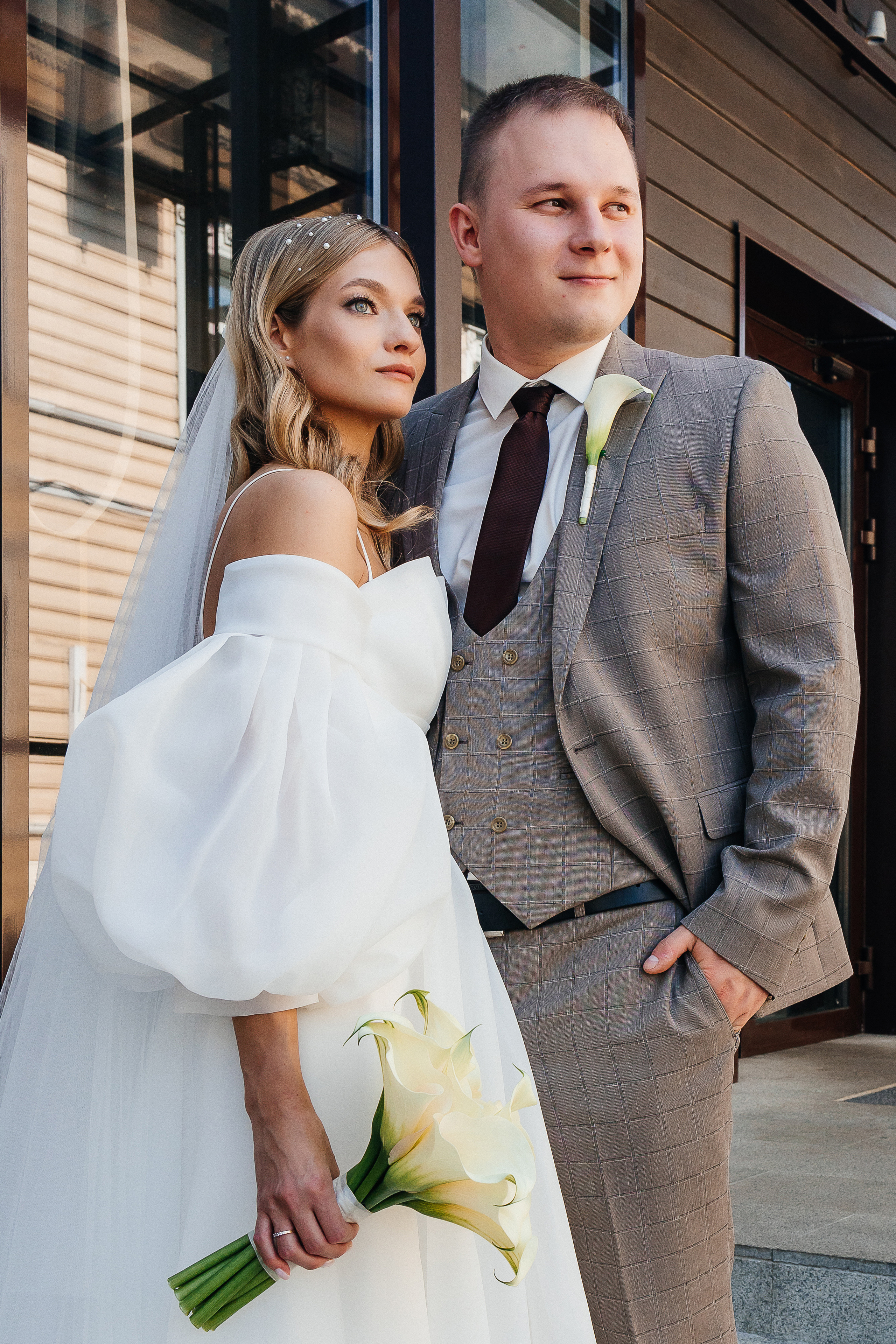 Трогательная встреча жениха и невесты во дворике гостиницы. Олег Сверчков | Свадебный фотограф Вологда