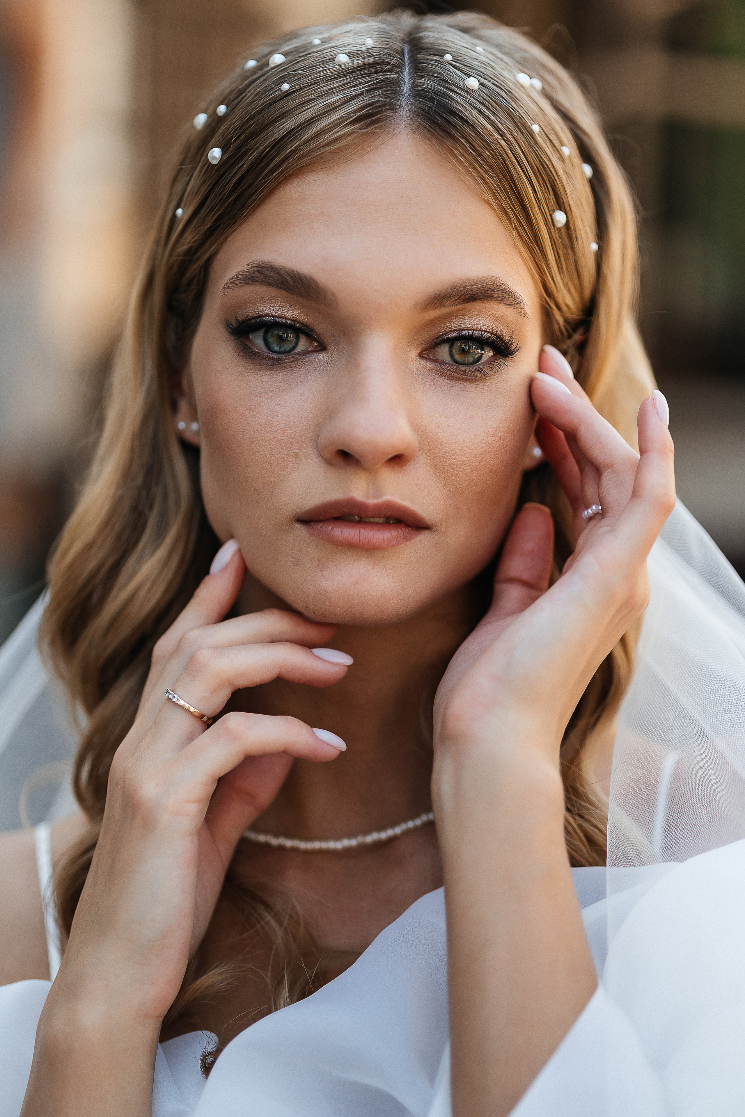 Трогательная встреча жениха и невесты во дворике гостиницы. Олег Сверчков | Свадебный фотограф Вологда