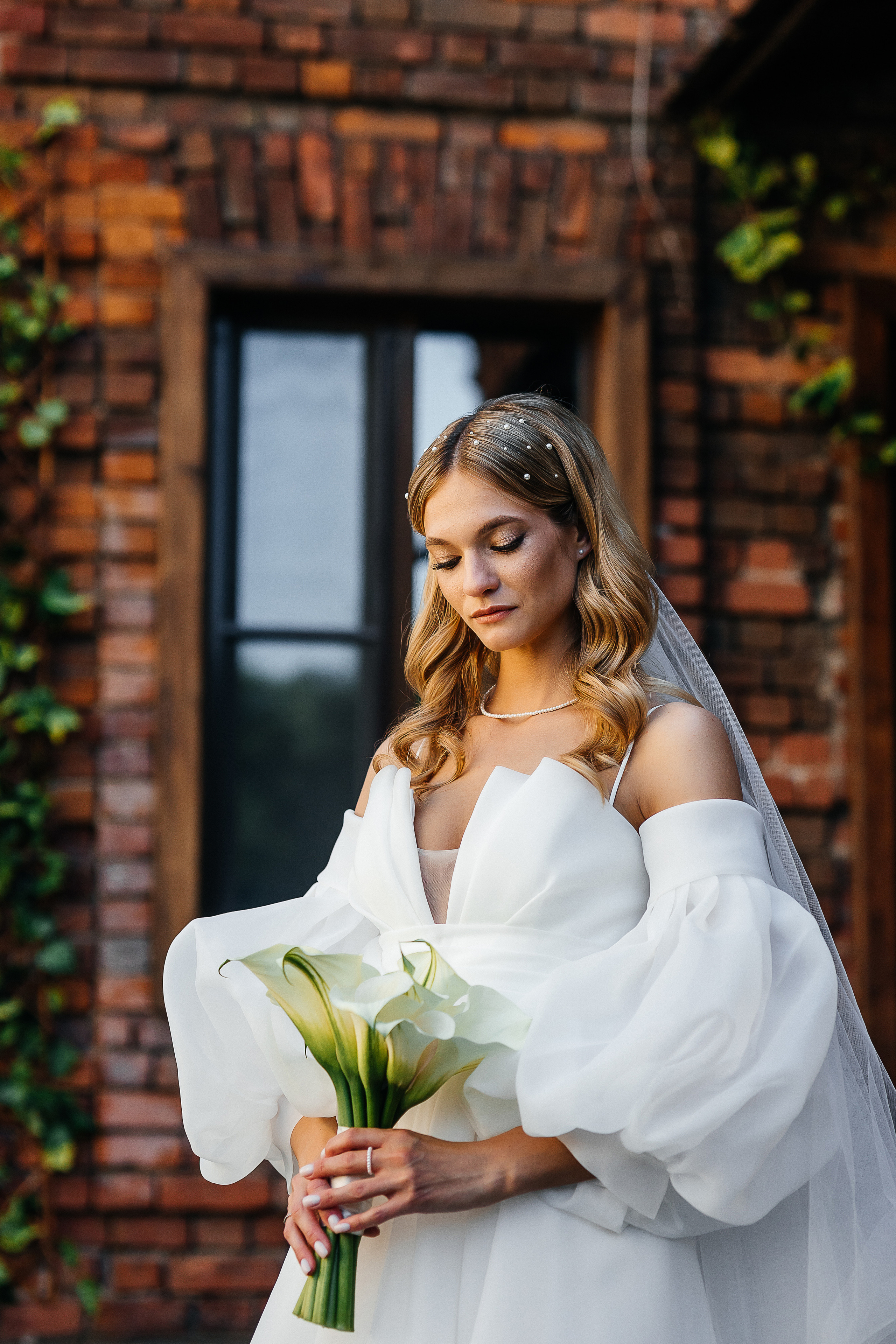 Трогательная встреча жениха и невесты во дворике гостиницы. Олег Сверчков | Свадебный фотограф Вологда