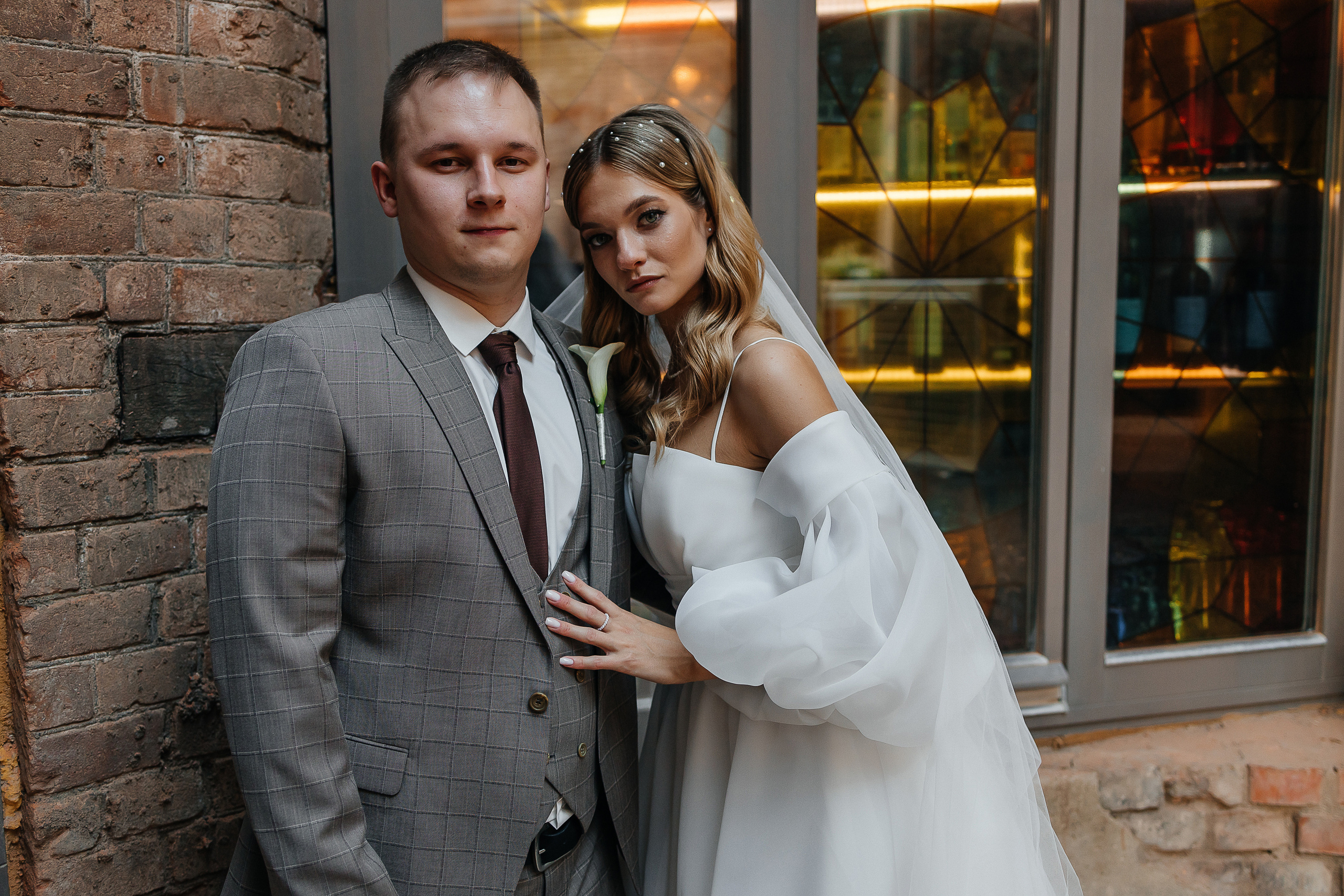 Трогательная встреча жениха и невесты во дворике гостиницы. Олег Сверчков | Свадебный фотограф Вологда