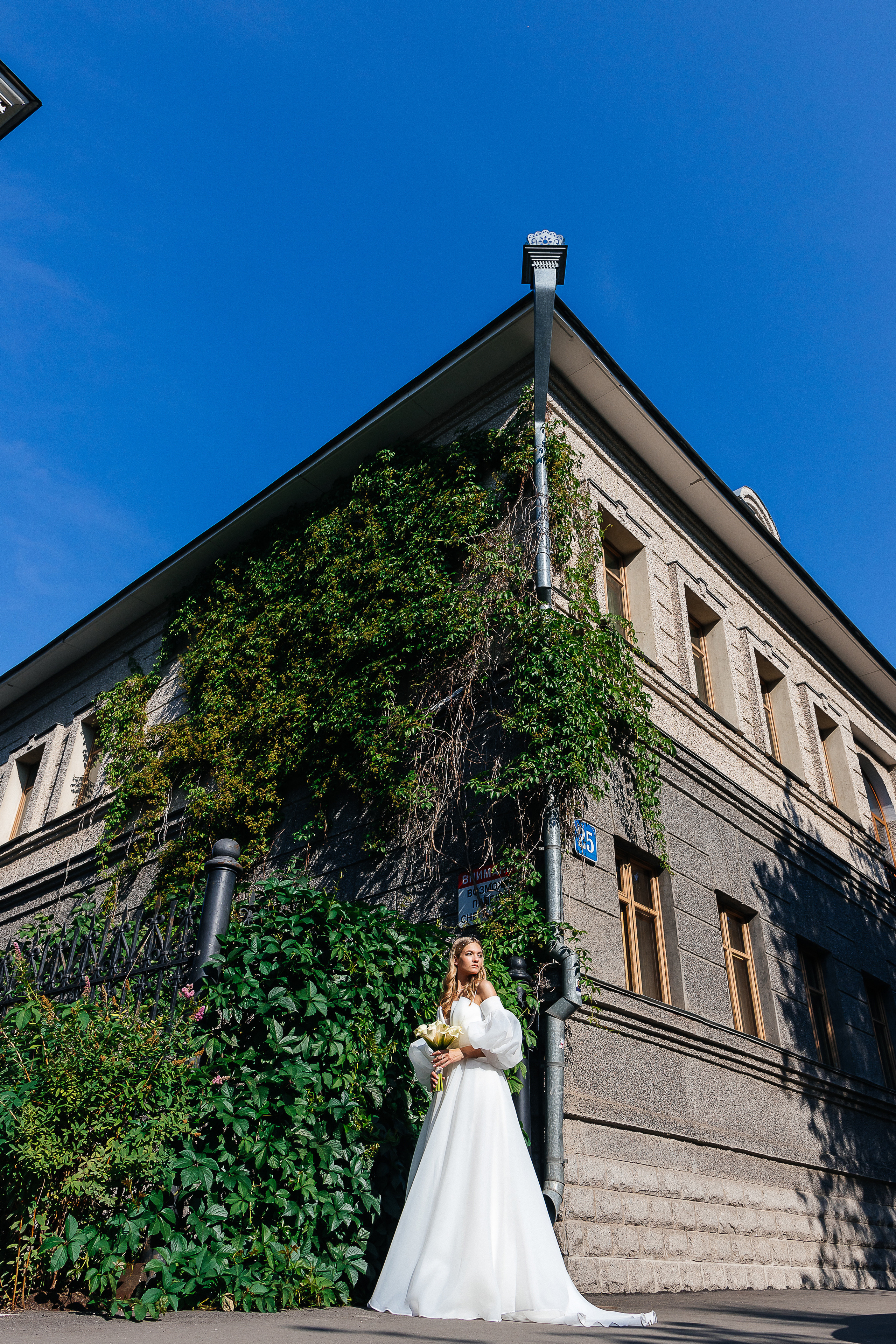 Трогательная встреча жениха и невесты во дворике гостиницы. Олег Сверчков | Свадебный фотограф Вологда