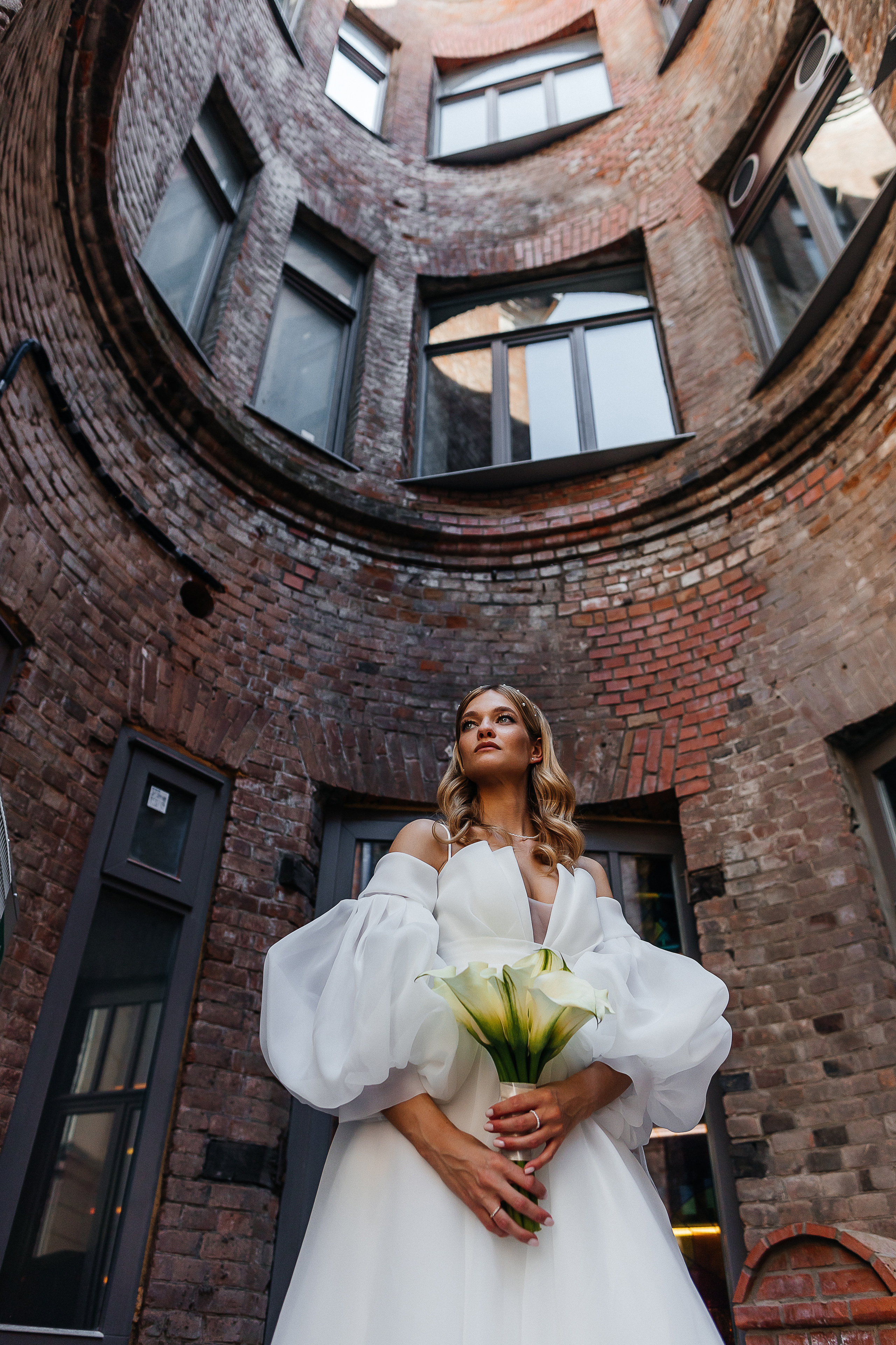 Трогательная встреча жениха и невесты во дворике гостиницы. Олег Сверчков | Свадебный фотограф Вологда