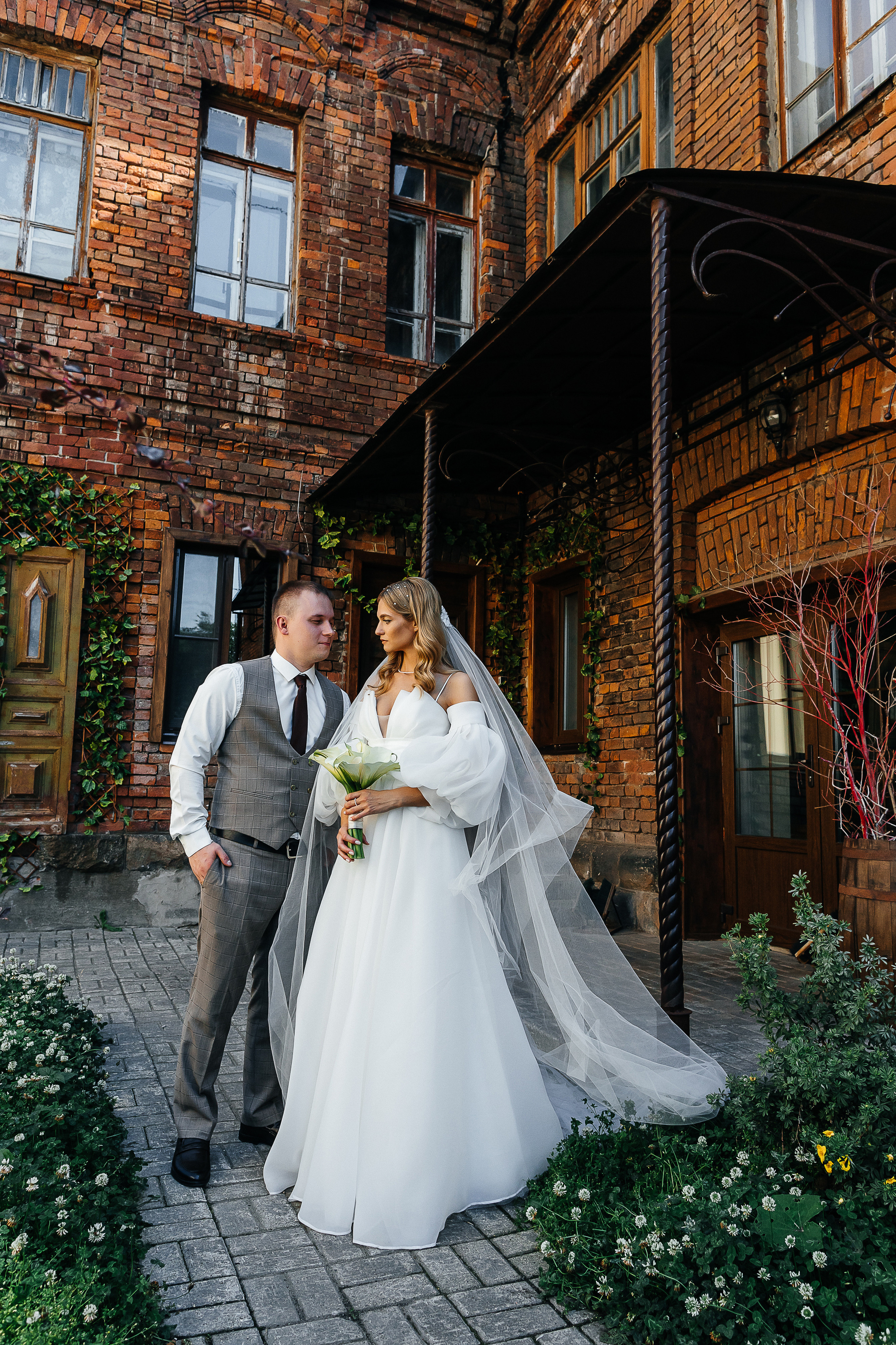 Трогательная встреча жениха и невесты во дворике гостиницы. Олег Сверчков | Свадебный фотограф Вологда