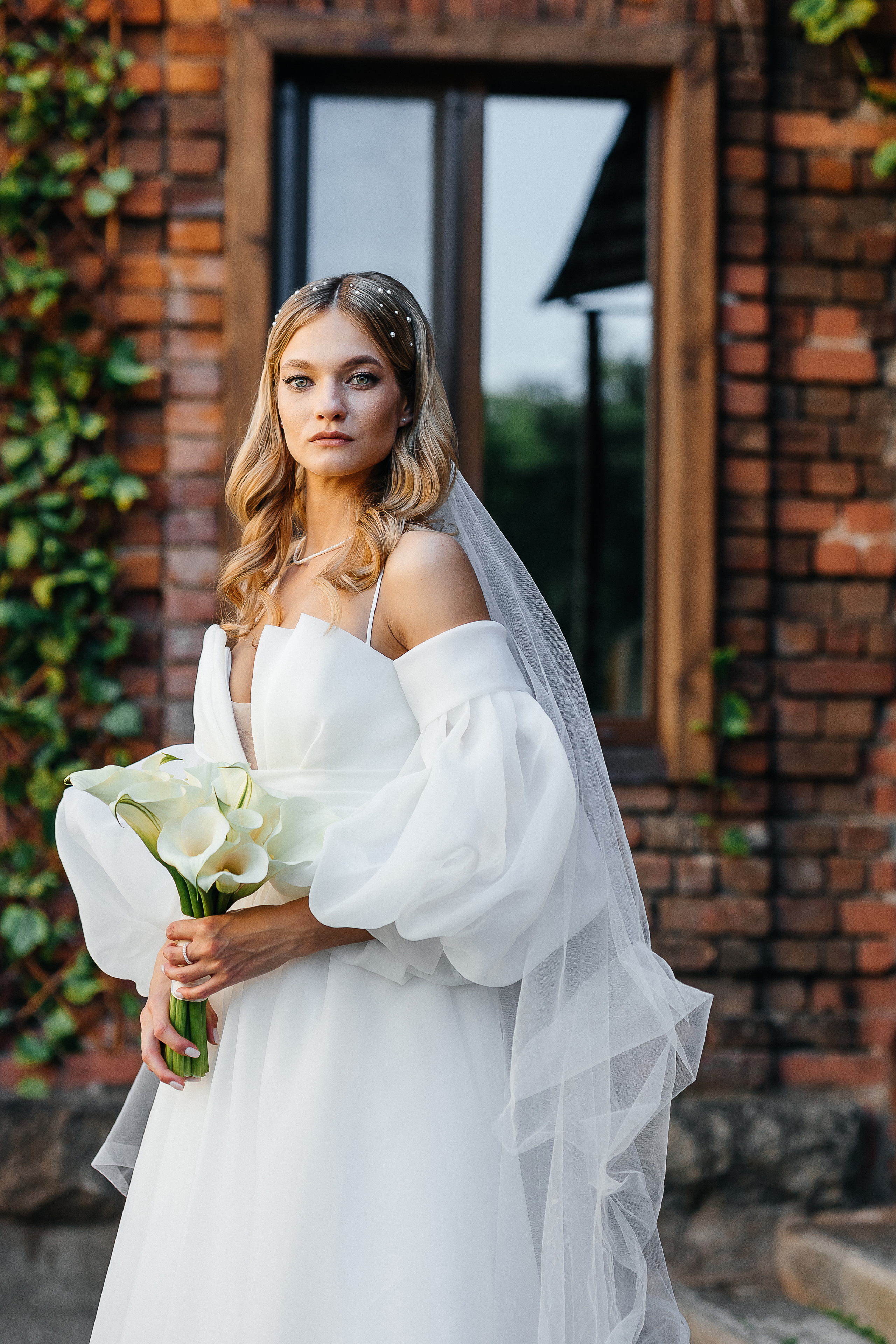 Трогательная встреча жениха и невесты во дворике гостиницы. Олег Сверчков | Свадебный фотограф Вологда