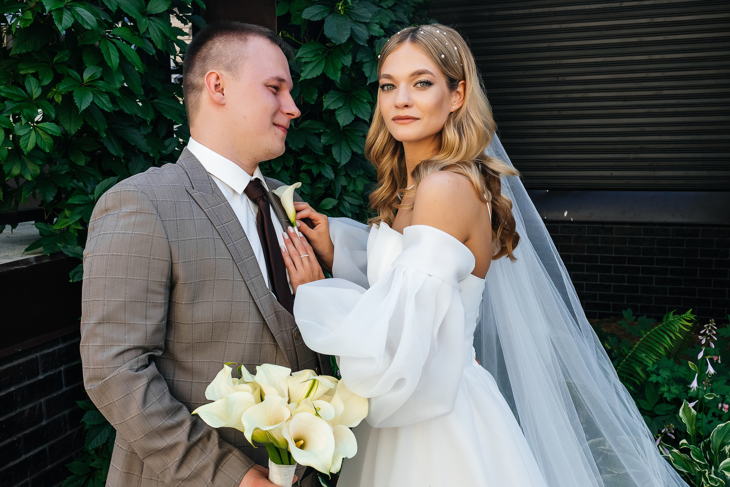 Трогательная встреча жениха и невесты во дворике гостиницы. Олег Сверчков | Свадебный фотограф Вологда