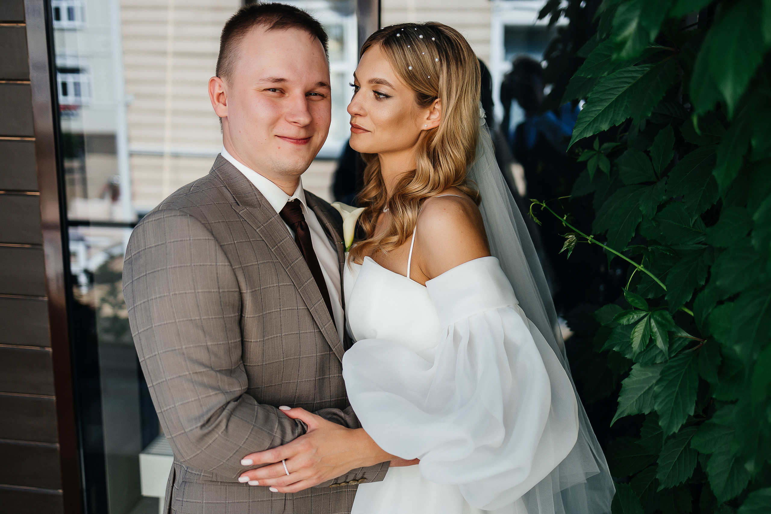 Трогательная встреча жениха и невесты во дворике гостиницы. Олег Сверчков | Свадебный фотограф Вологда