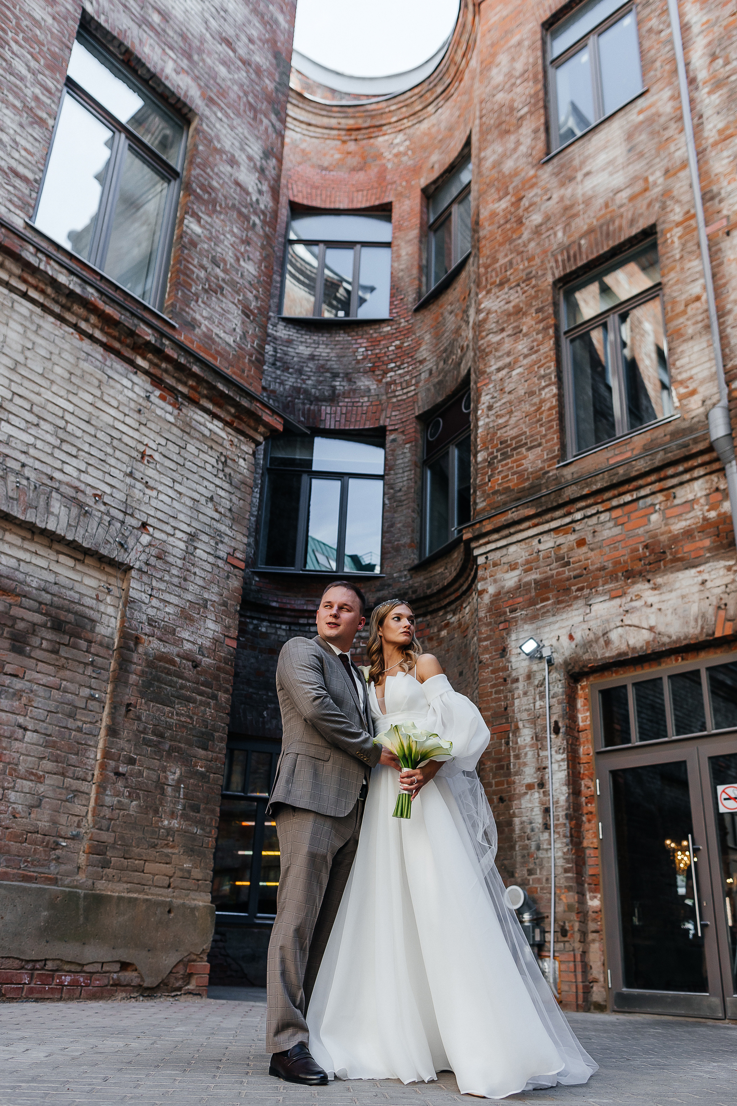 Трогательная встреча жениха и невесты во дворике гостиницы. Олег Сверчков | Свадебный фотограф Вологда