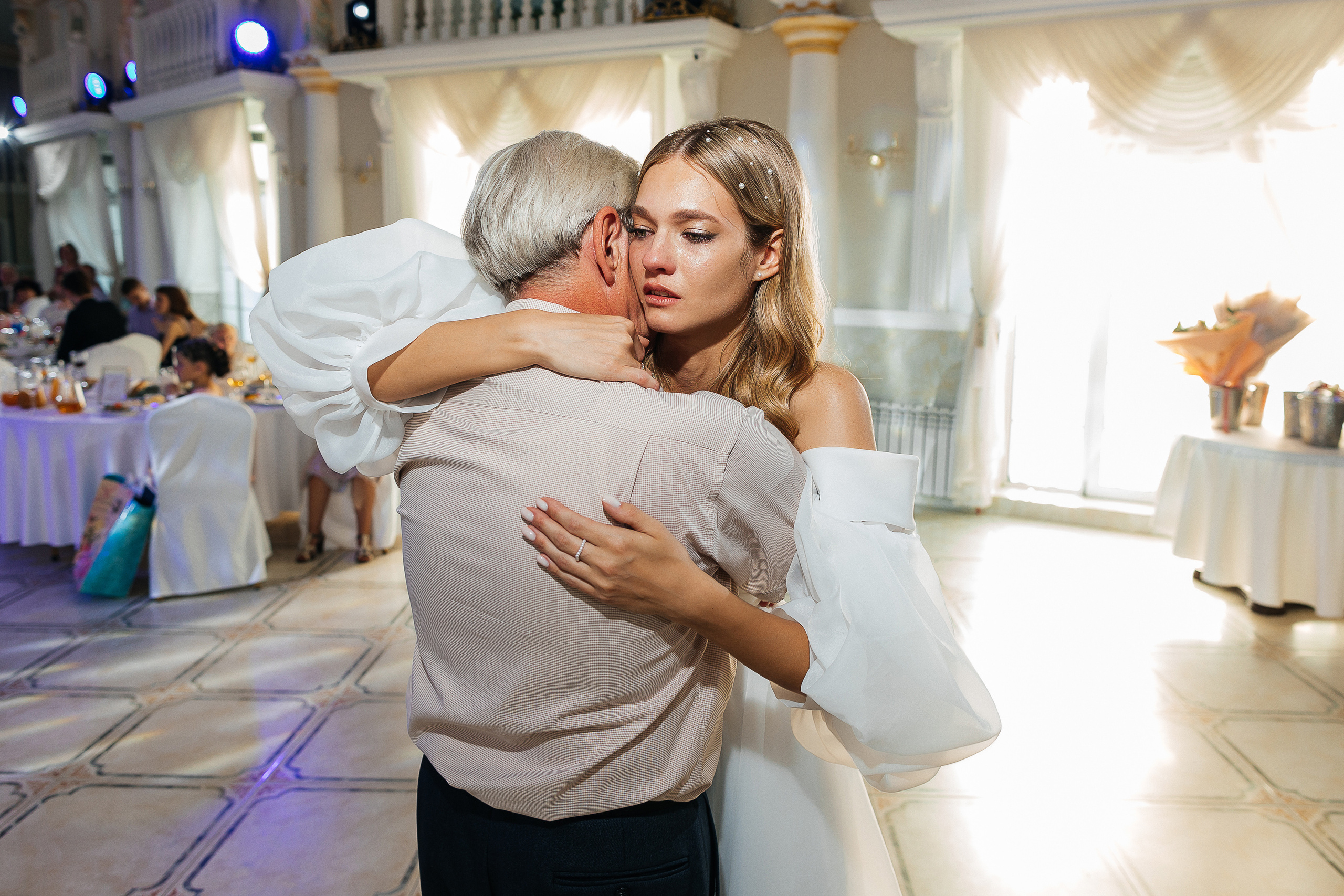 Трогательная встреча жениха и невесты во дворике гостиницы. Олег Сверчков | Свадебный фотограф Вологда