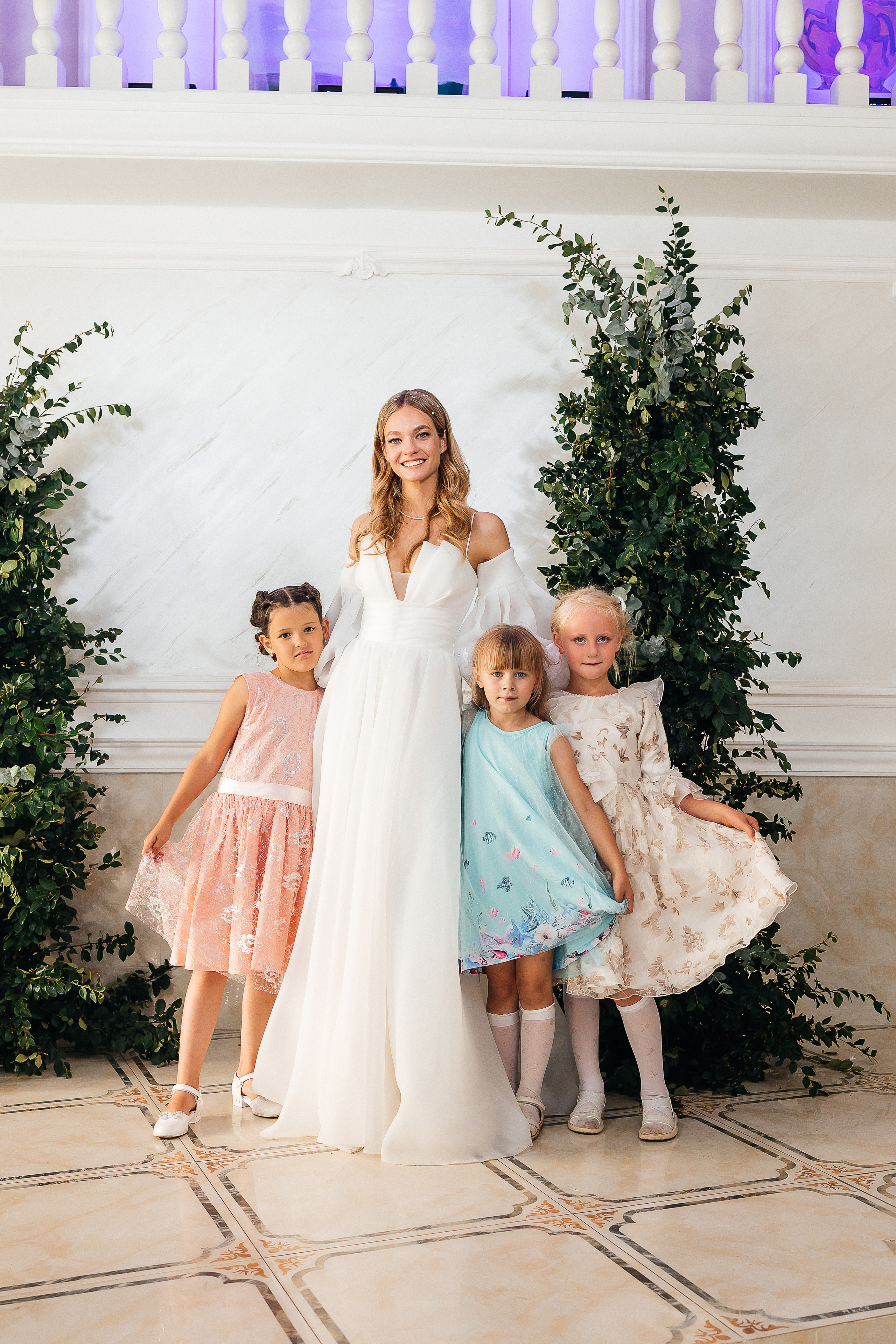 Трогательная встреча жениха и невесты во дворике гостиницы. Олег Сверчков | Свадебный фотограф Вологда