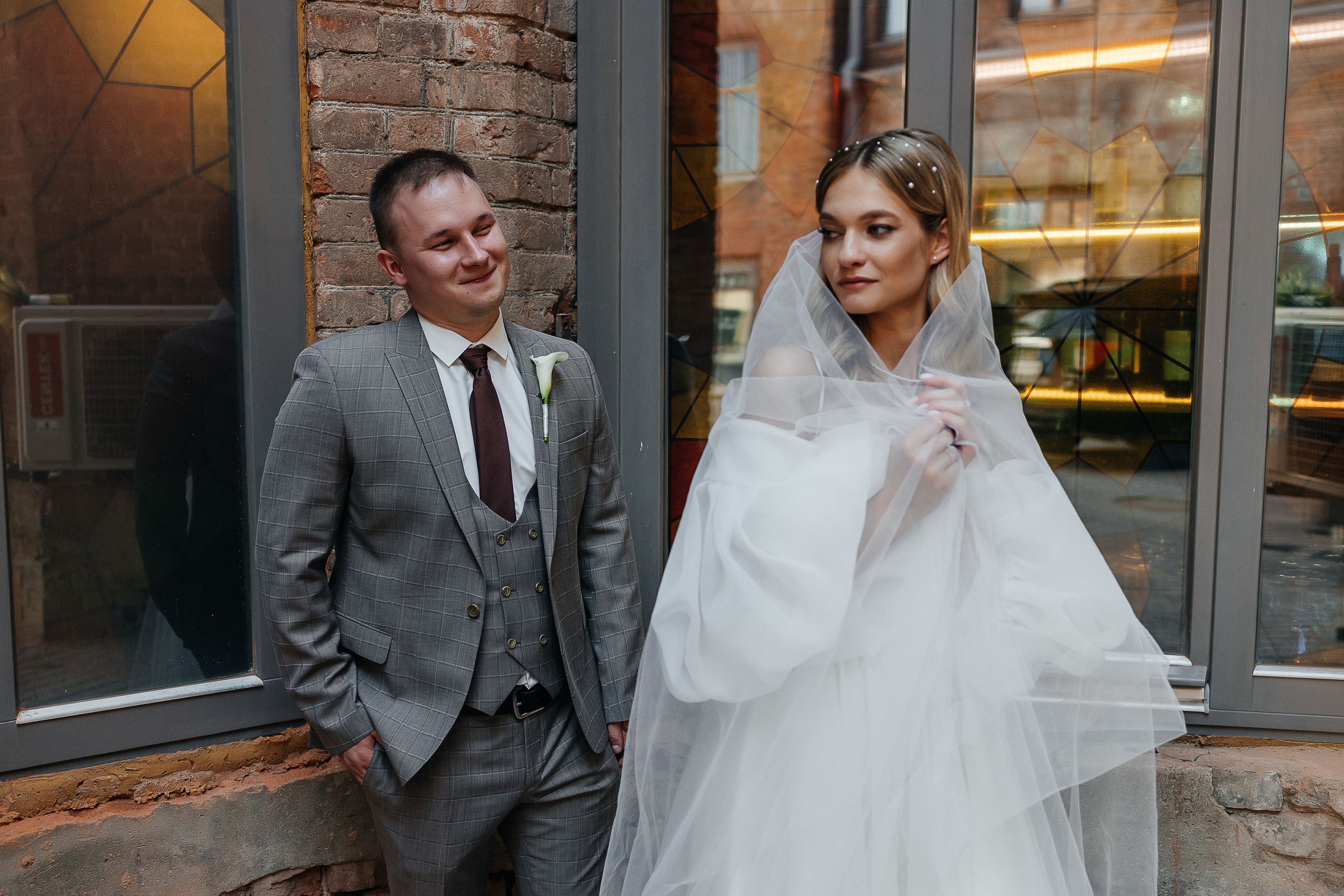 Трогательная встреча жениха и невесты во дворике гостиницы. Олег Сверчков | Свадебный фотограф Вологда