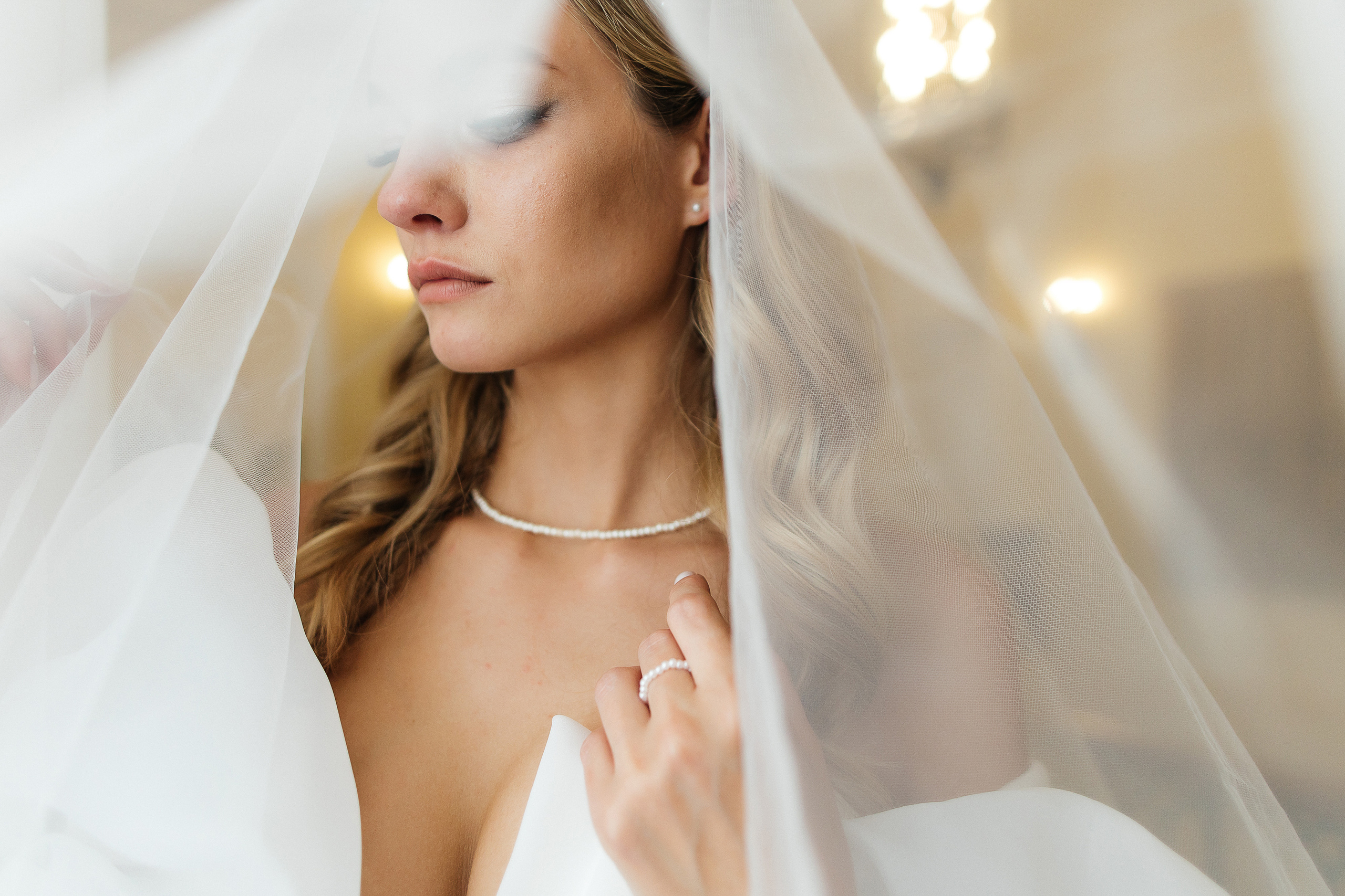 Трогательная встреча жениха и невесты во дворике гостиницы. Олег Сверчков | Свадебный фотограф Вологда